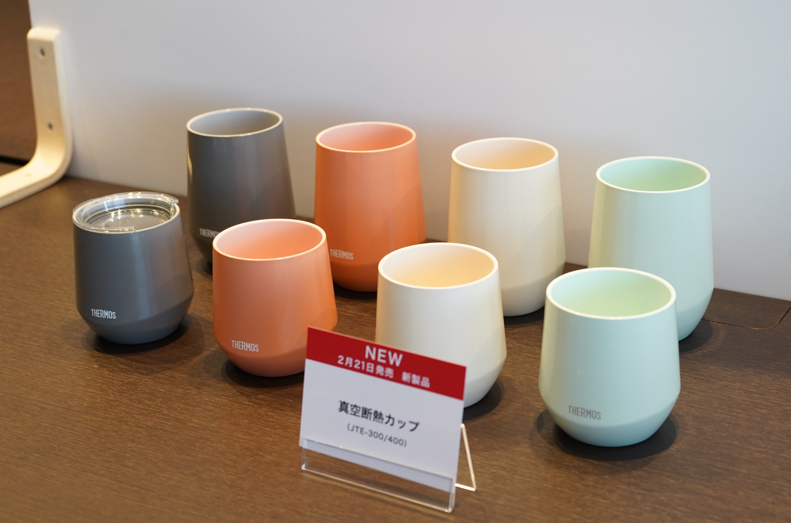 マグなのに蓋つき。サーモスの「魔法びんマグカップ」は“ちびちび飲み