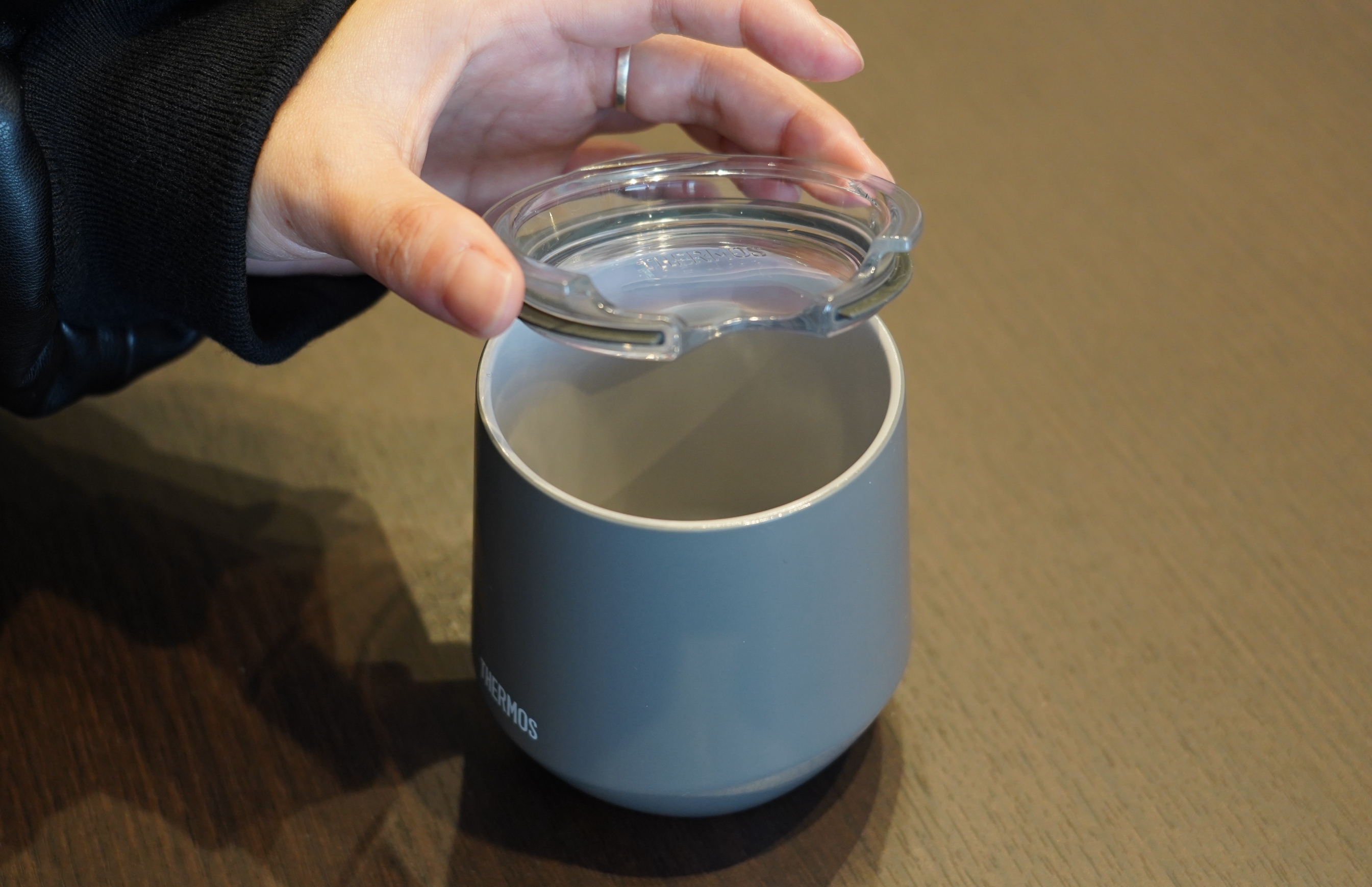 サーマルクール・チップ マグなのに蓋つき。サーモスの「魔法びんマグカップ」は“ちびちび飲み