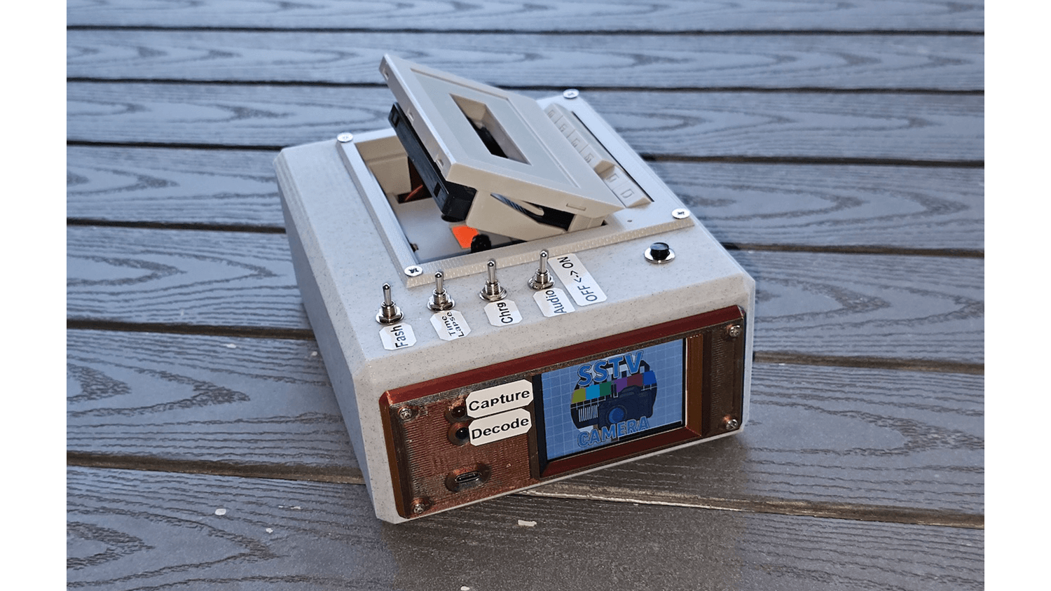 これがレトロブームの最前線だ。カセットテープで写真を撮るDIYカメラ
