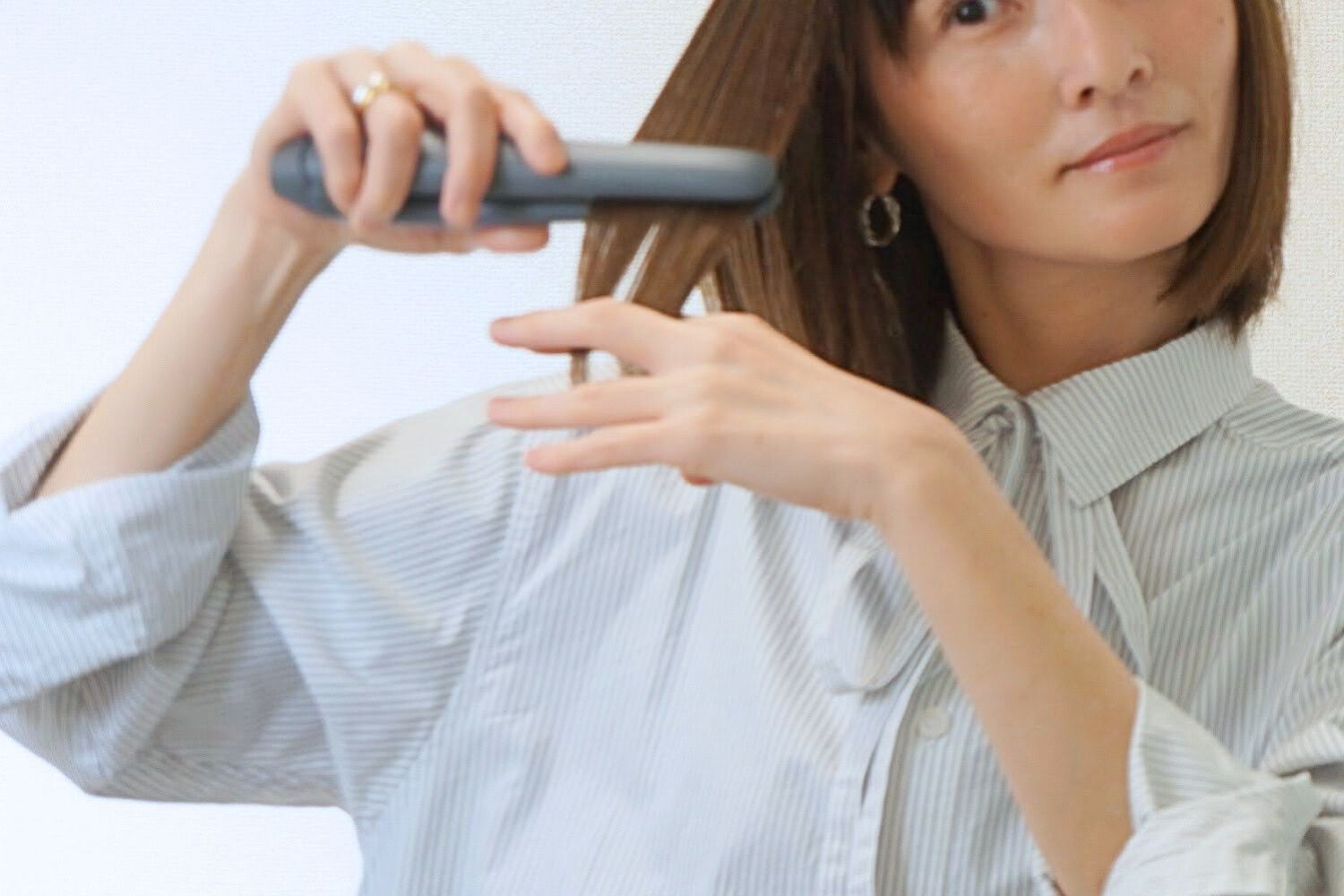 前髪ととのえ、スマホも満たす。「モバ充になるヘアアイロン」で荷物