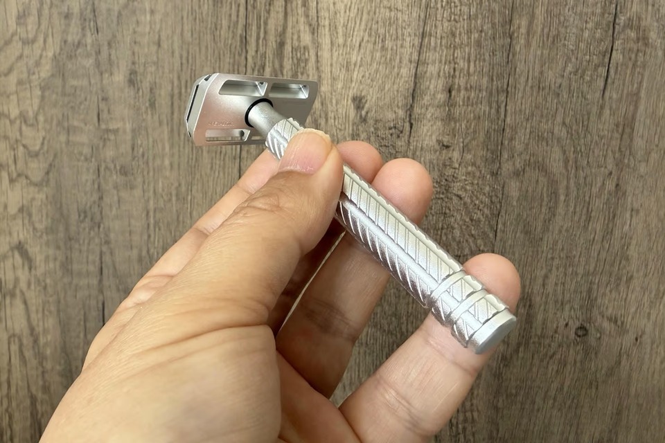 その剃り残し、仕様じゃなくて「バグ」でした。精密シェーバー「APEX