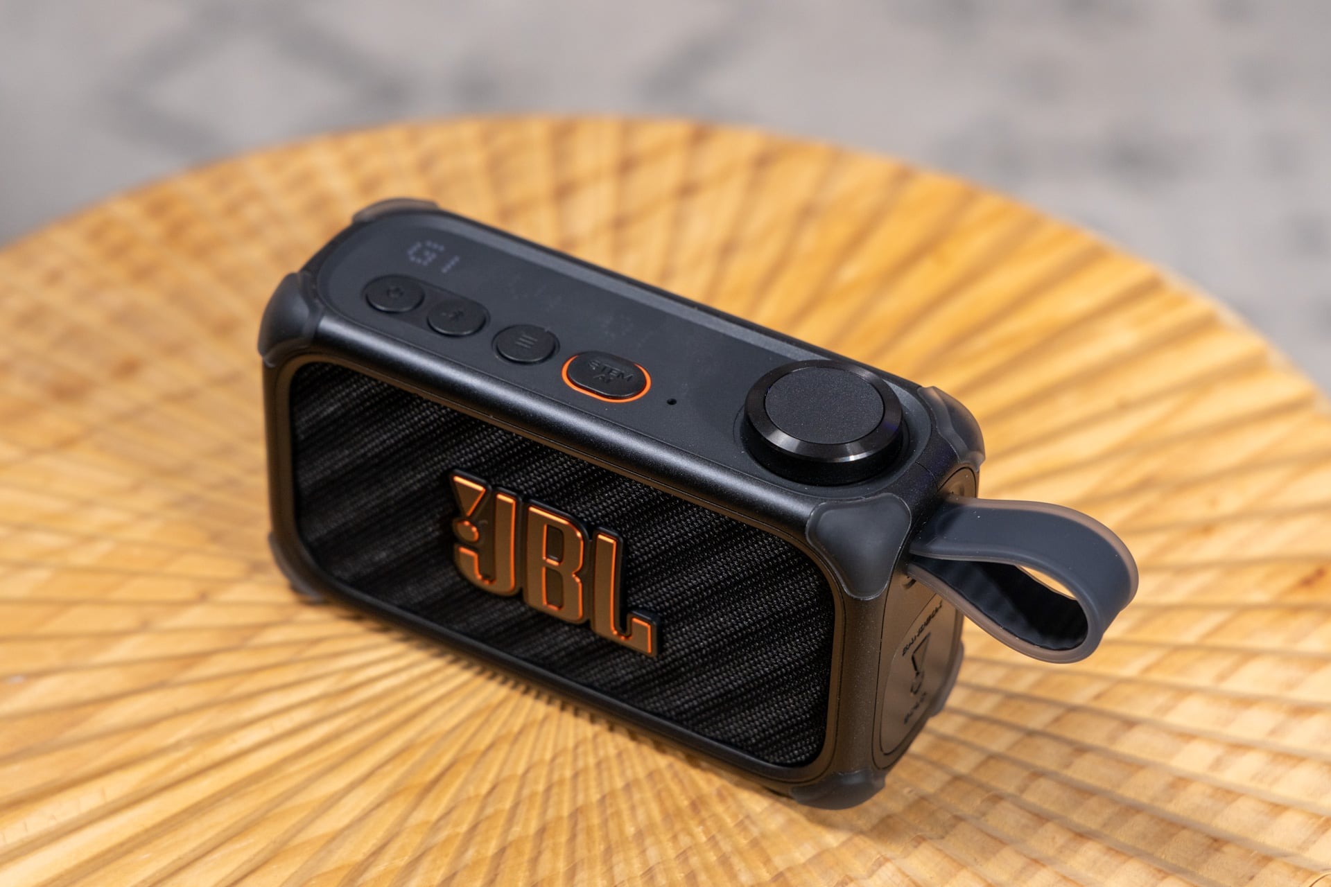 JBL Bandbox Solo、本命となるAIスピーカーはこれだった | ギズモード