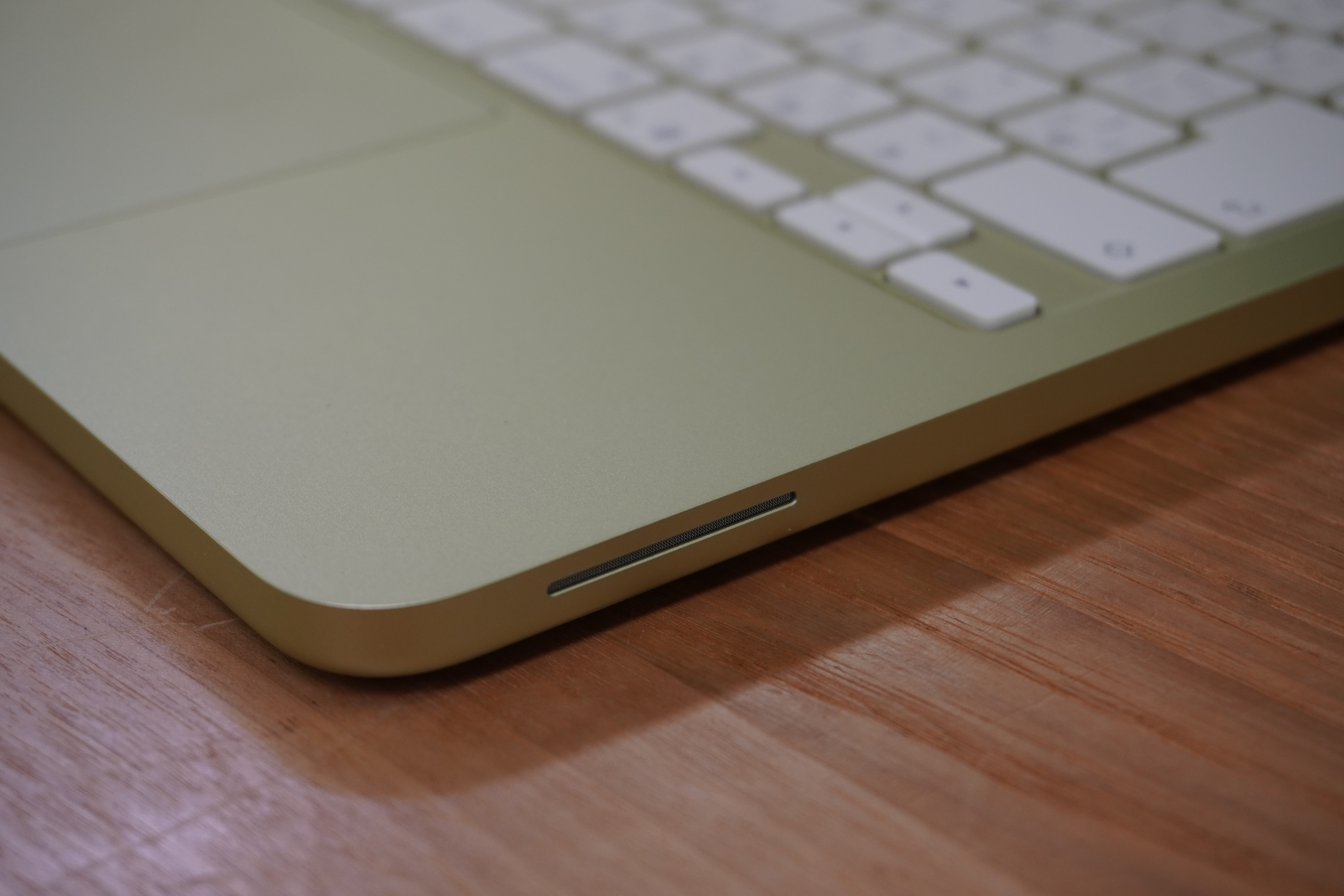 MacBook Neoのスピーカー、音量は十分。でも「低音」と「音のひろがり