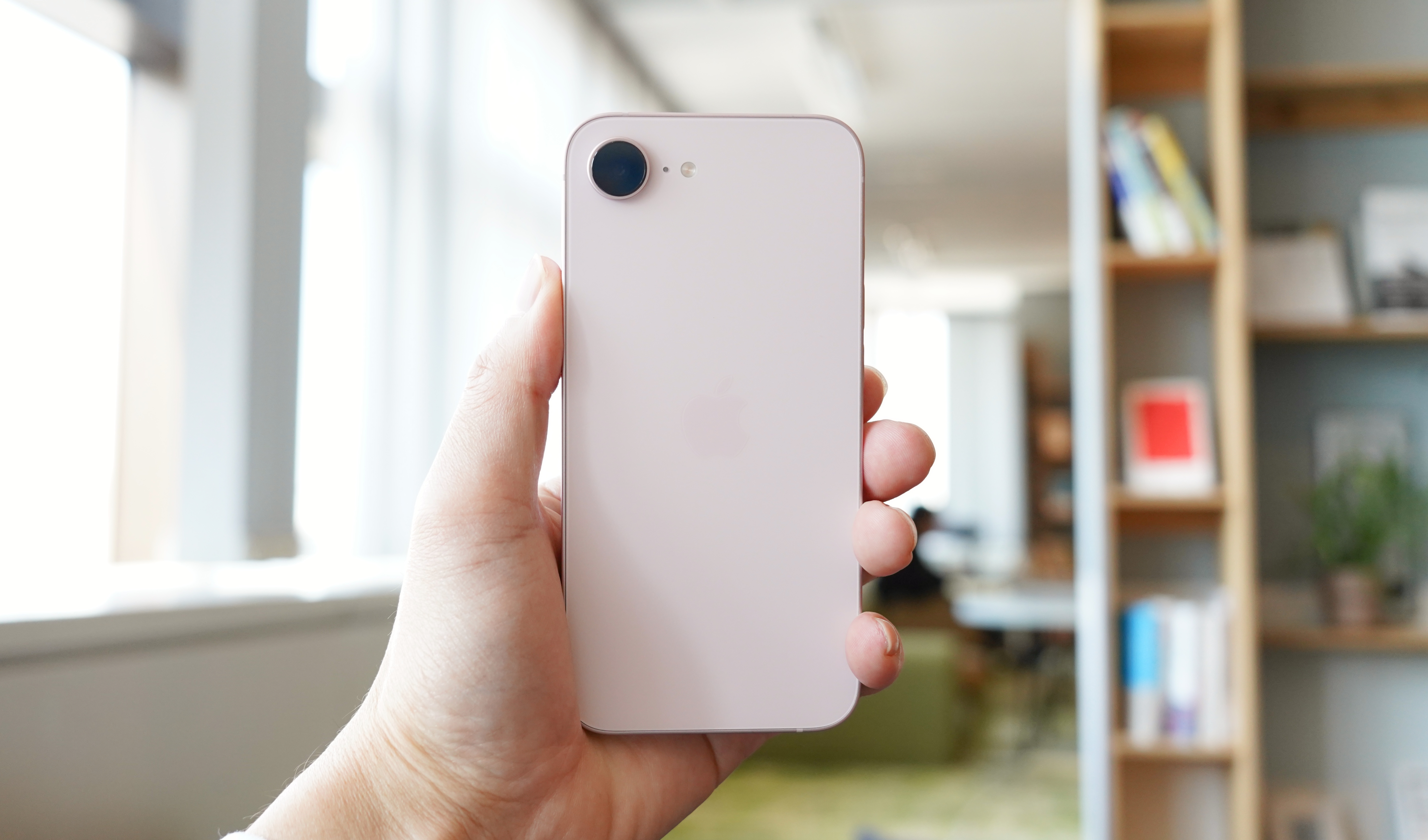 iPhone 17eの新色「ソフトピンク」を開封。春っぽさがお出迎え
