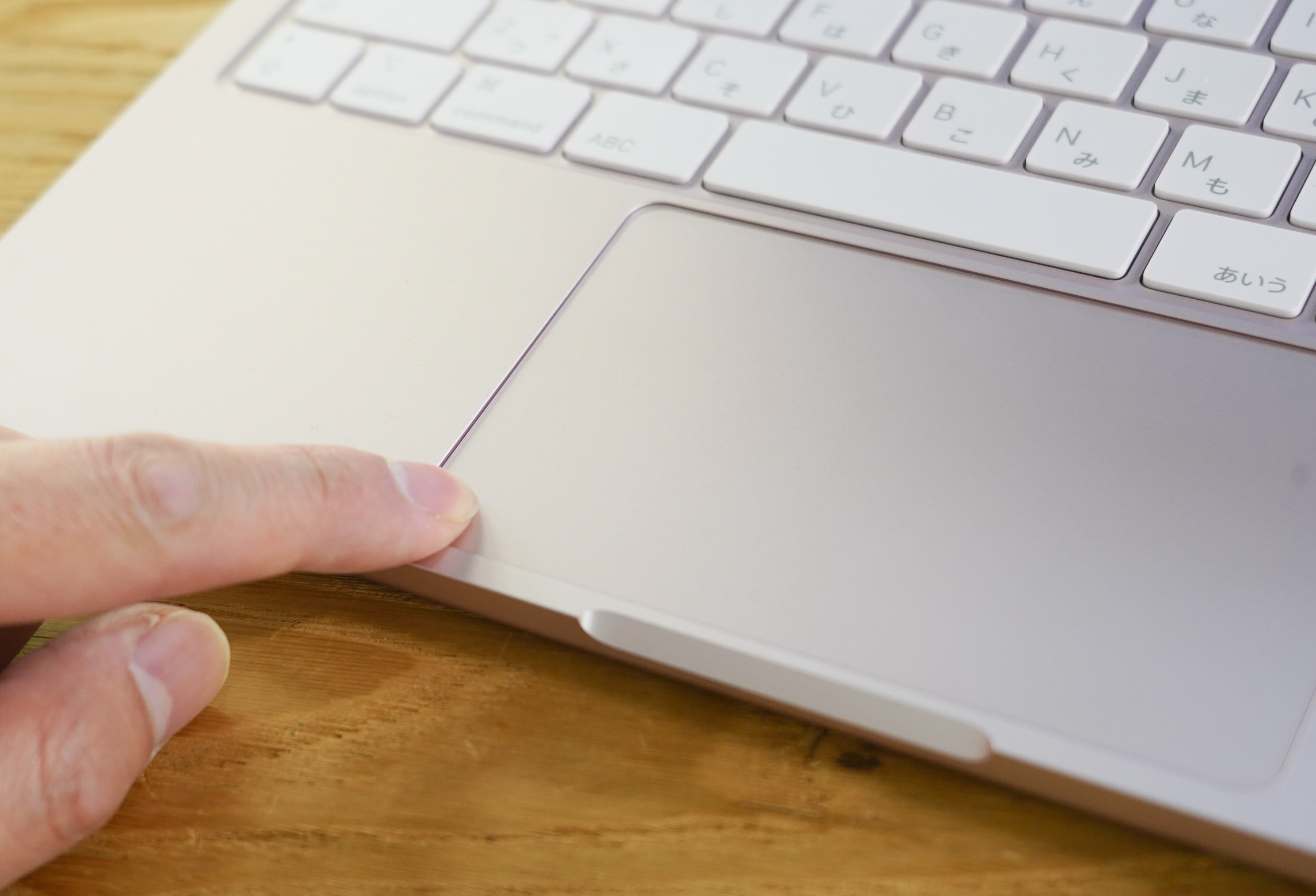 MacBook Neoのトラックパッドは押せる（物理）。サイズもちょい