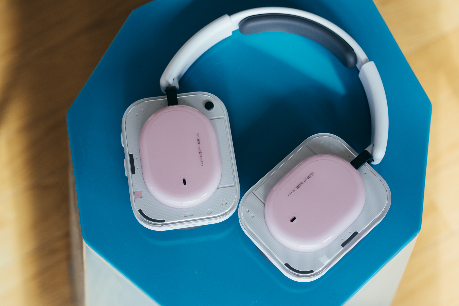 華やかカラーの「Nothing Headphone (a)」。フラッグシップとは別の
