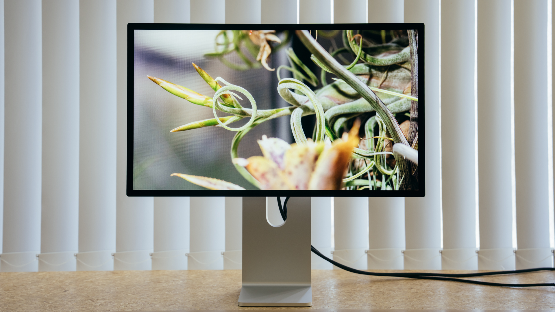 Apple純正のモニター「Studio Display」は、デザインそのまま。でも