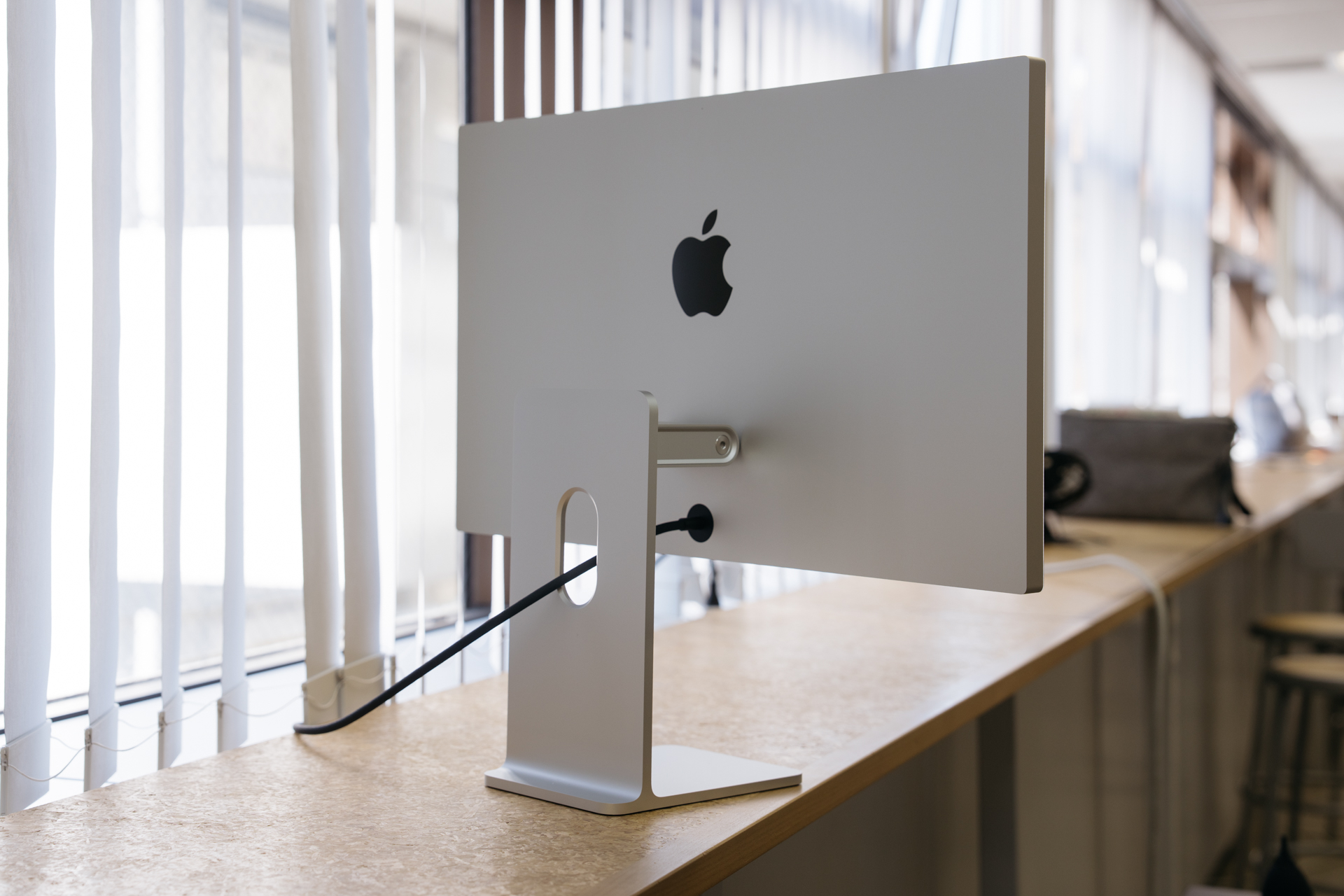 Apple純正のモニター「Studio Display」は、デザインそのまま。でも