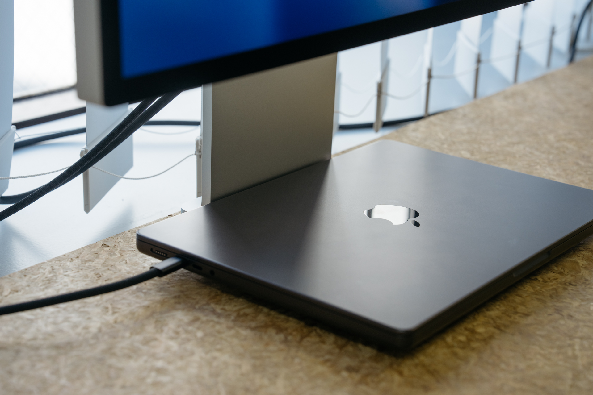 Apple Studio Display 純正 モニター 購入／前編】Apple Studio Display〜本命のデスク環境改革に向けて純正 ディスプレイ・モニター本体