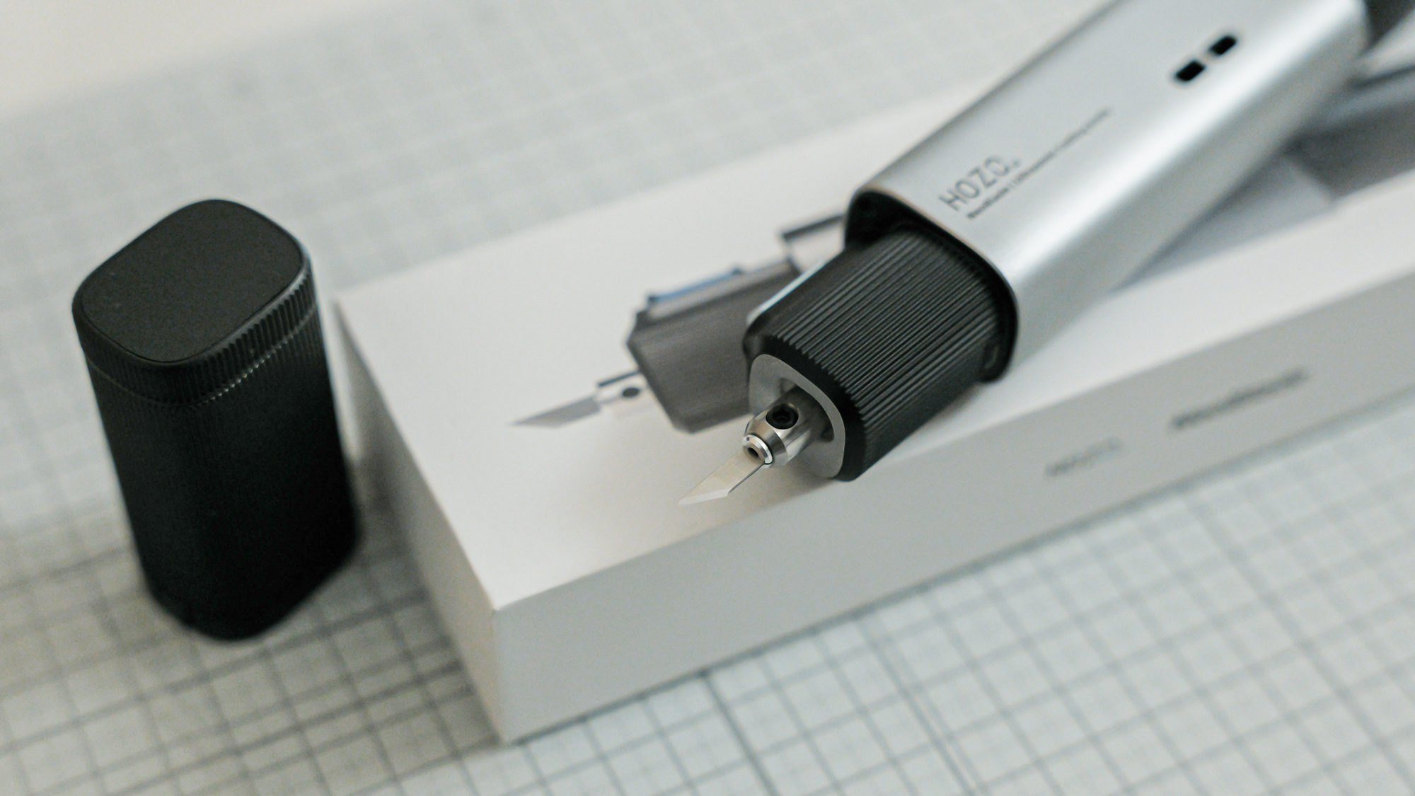 アクリル板もスッと切れるコードレス超音波カッター。3DプリントやDIY