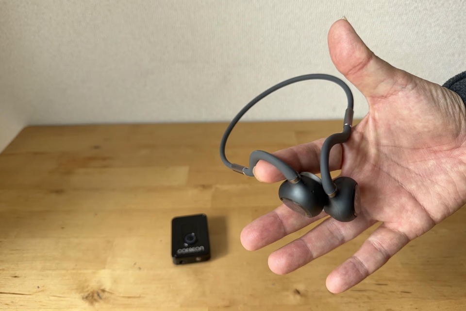 TVの音や会話がぐんと聞こえやすくなる、骨伝導の集音器イヤホン。高齢