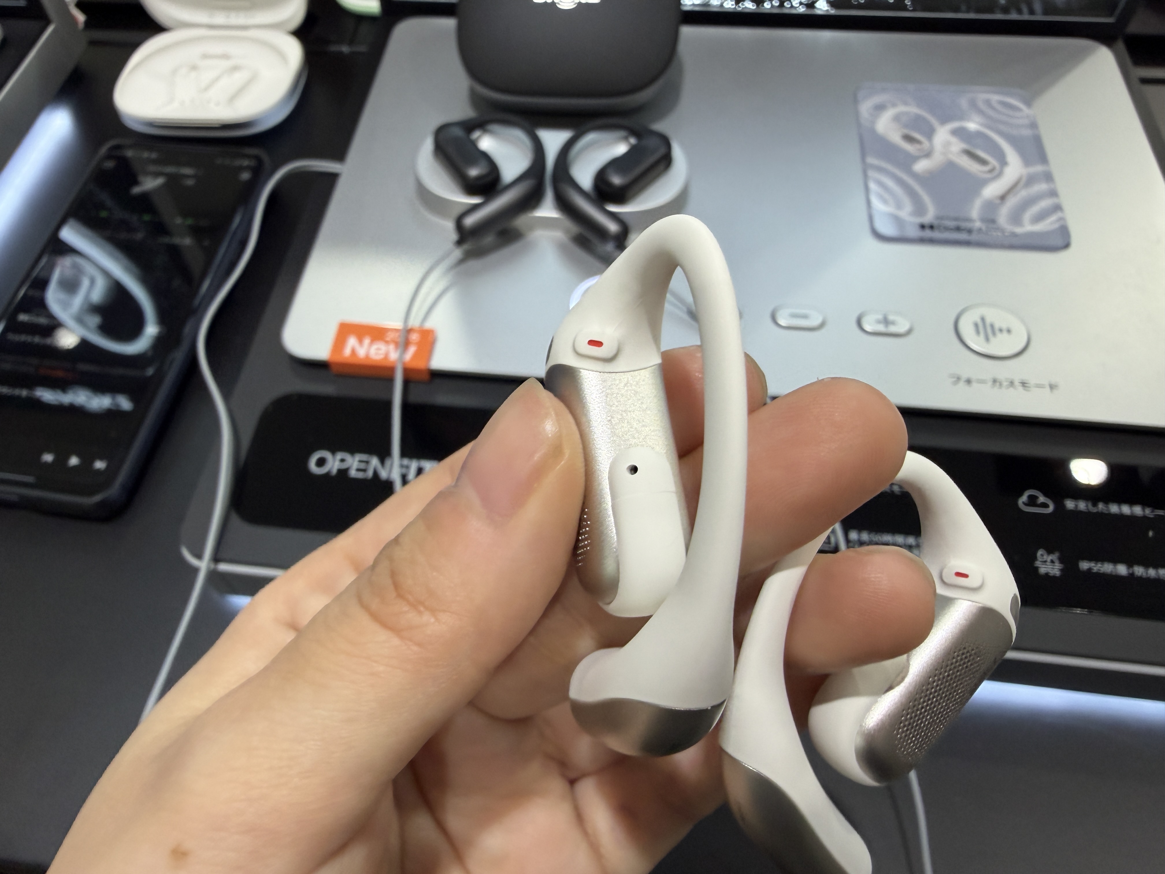オープンイヤーなのに“ノイキャン”。Shokz「OpenFit Pro」が常識を変え