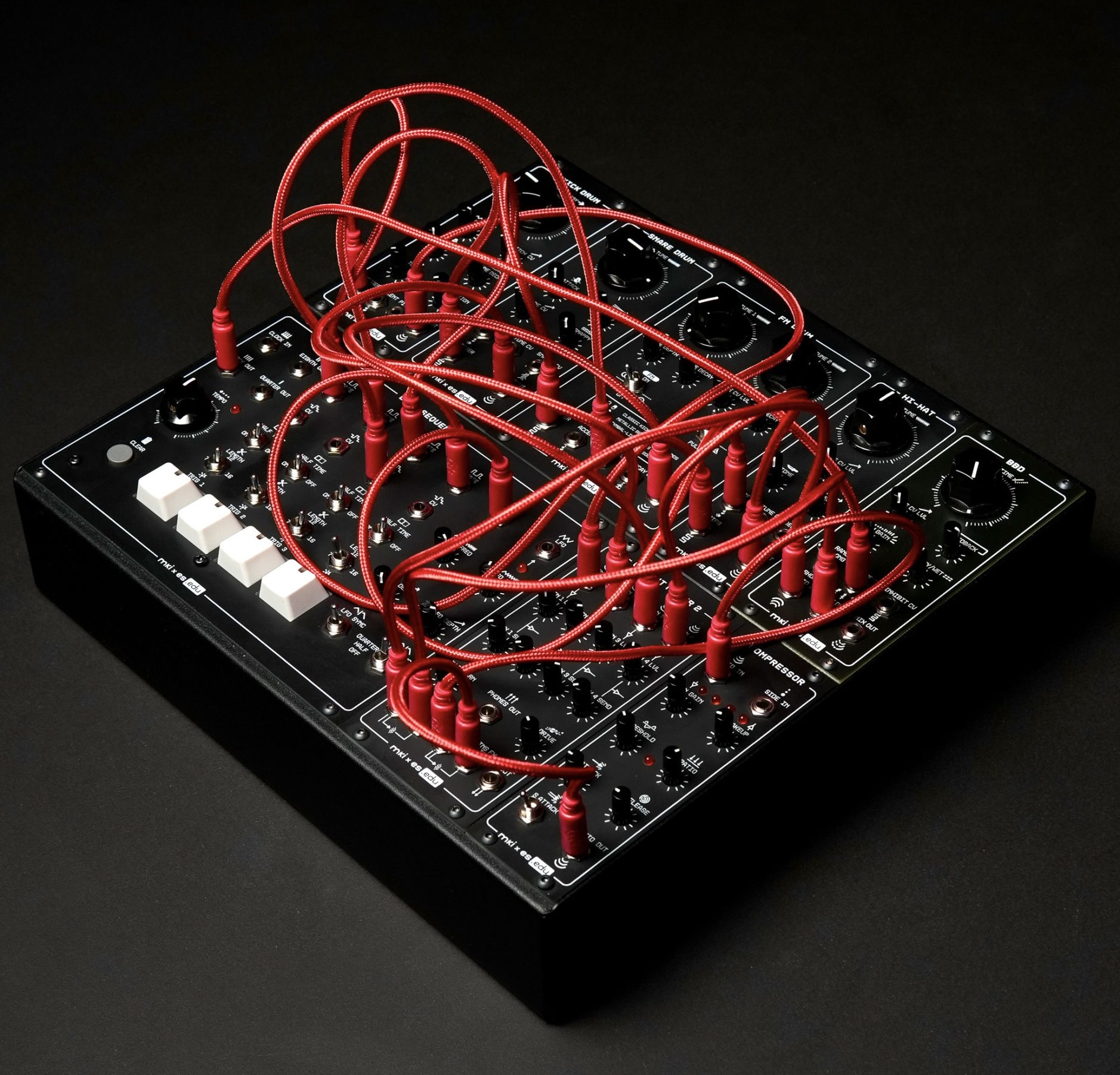 ユーロスター8両基本セット ユーロラックとも合体可能。拡張性の高いDIYリズムマシン「Konstrukt-8