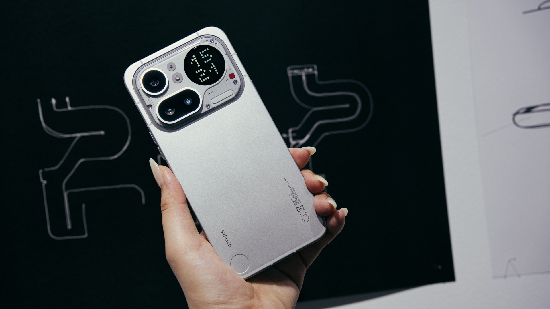 スケスケからアルミへビジュ刷新。手頃さとガチ性能の「Nothing Phone
