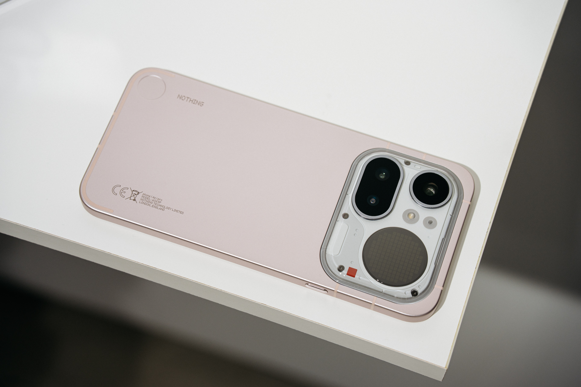スケスケからアルミへビジュ刷新。手頃さとガチ性能の「Nothing Phone