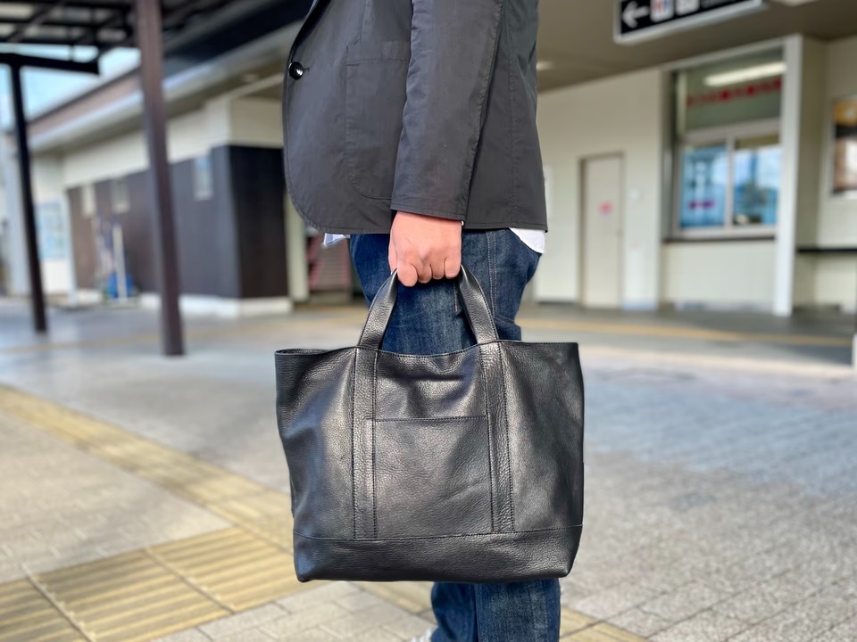 革のカバンは重い…を解消。高級感も使いやすさも妥協なしの、軽すぎる