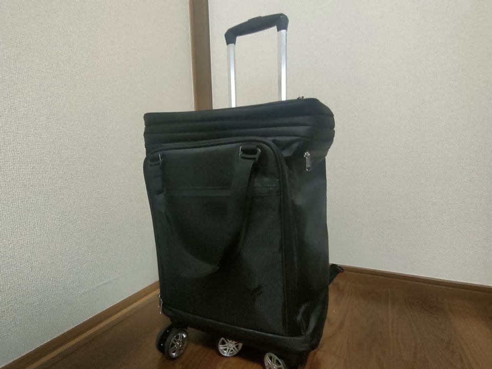 トランスフォームするスーツケース。35Lから50Lへ、ファスナー1つで