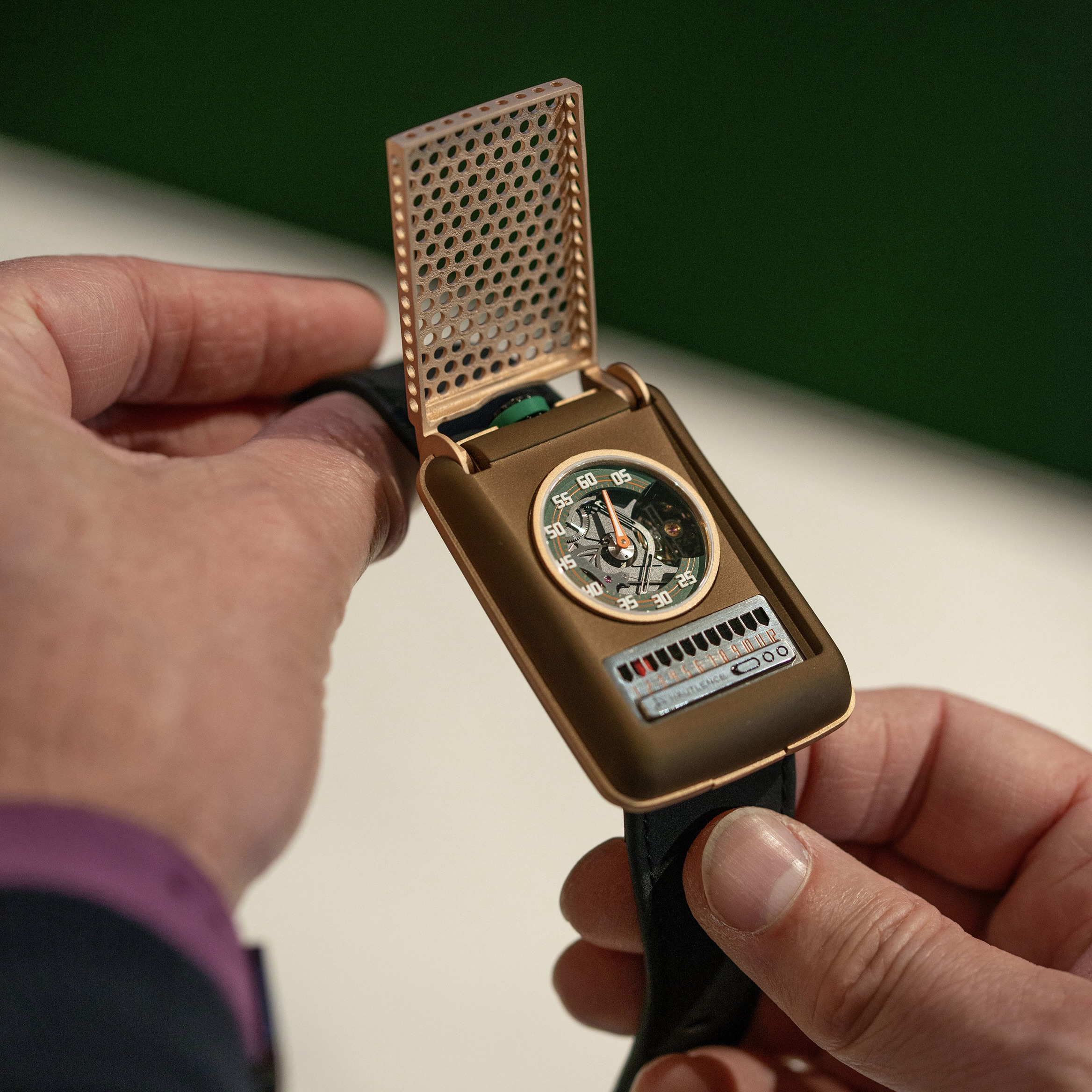 スタートレックのコミュニケーター。2600万円の高級時計として現実に