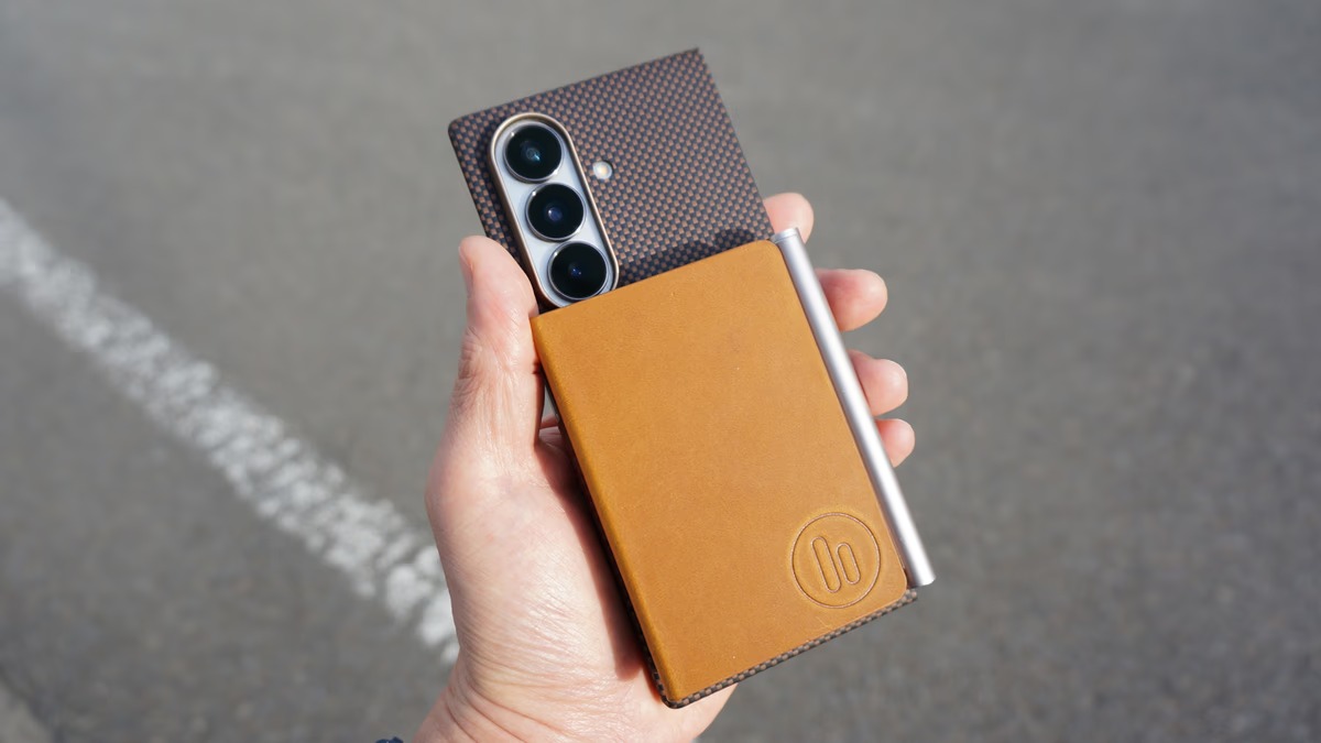 iPhoneの裏にアナログがくっついた。超々ジュラルミン×本革のガチ