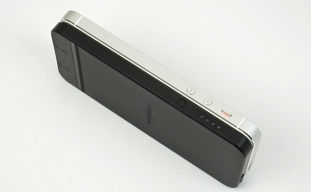 カスタム好きに朗報 ありそうでなかったiphoneケースが装着できるモバイルバッテリー ギズモード ジャパン
