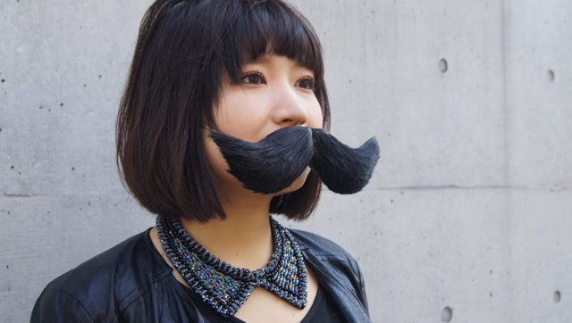 こんなヒゲなら大歓迎 謎の ヒゲラブルデバイス を女性編集部員が試してみたよ ギズモード ジャパン