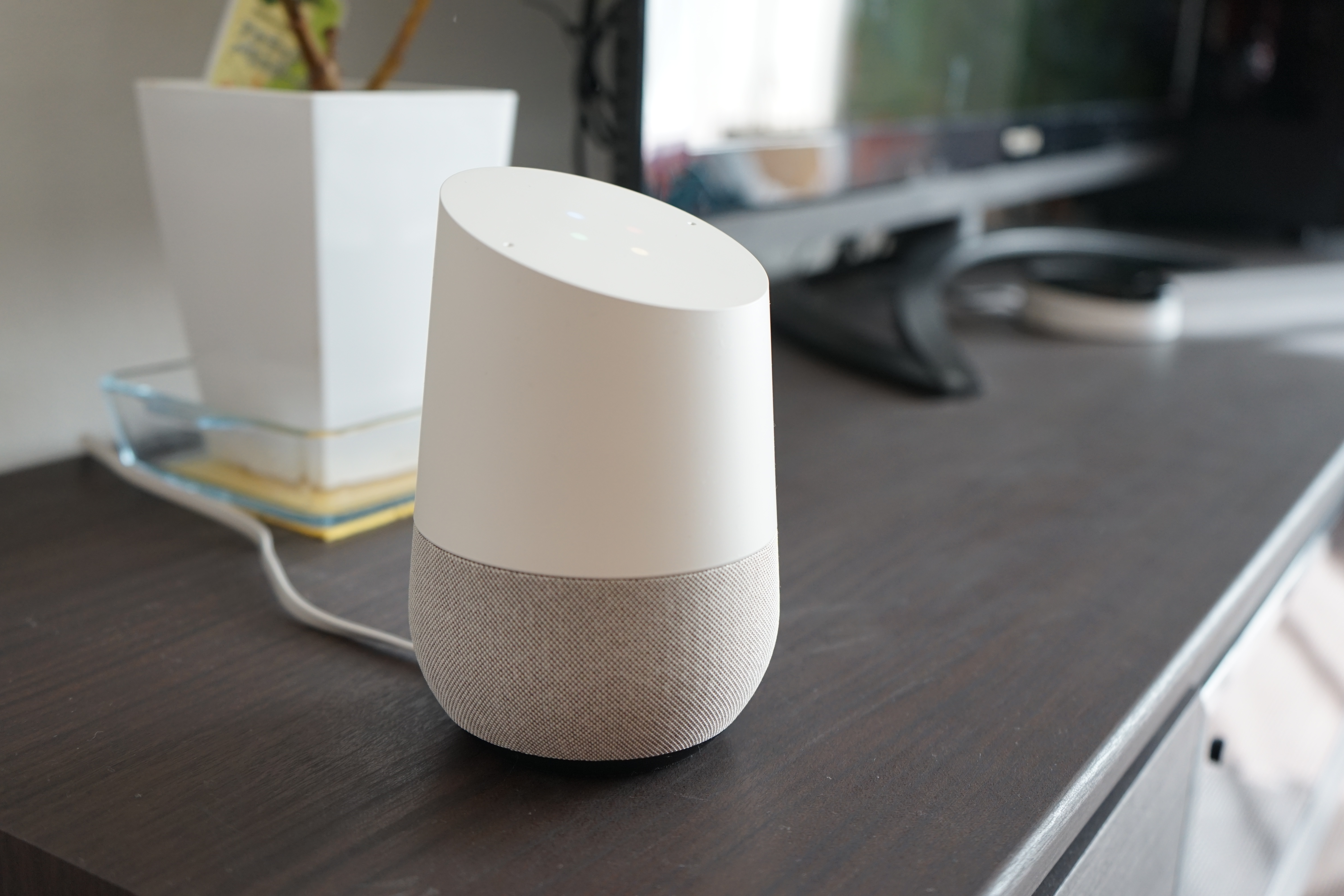 テレビもエアコンも鍵も電気も操れる。Google Homeと連携できる