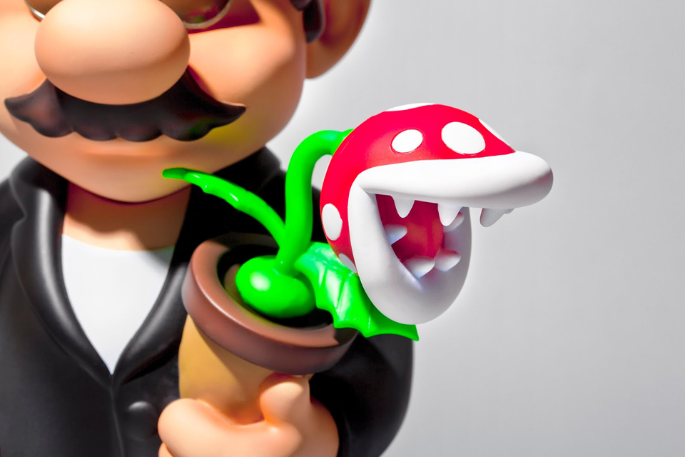 映画『レオン』のキャラクターに扮したマリオとピーチ姫のフィギュアが