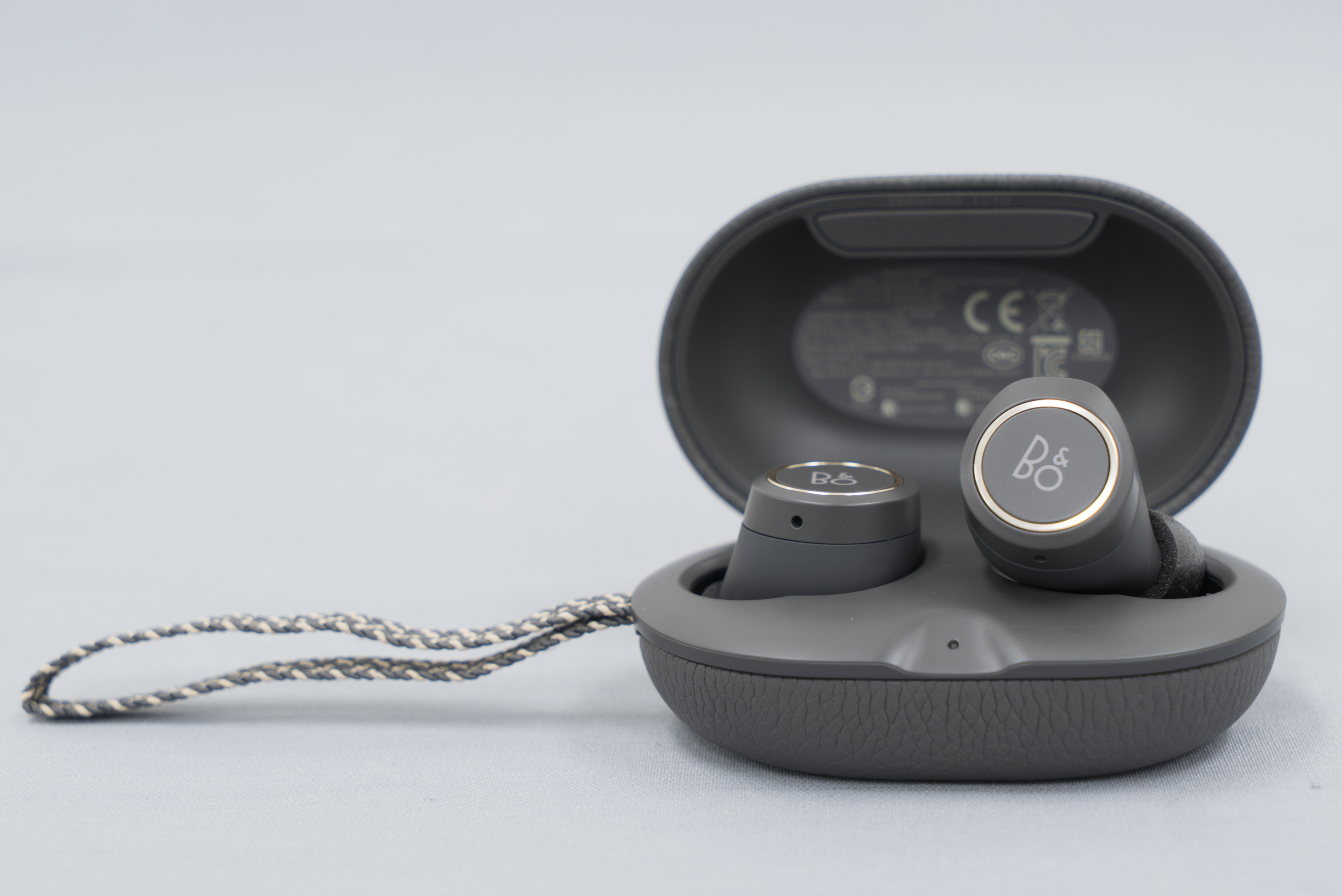 B＆Oの左右独立型イヤホン「Beoplay E8」レビュー：もはや音質だけが