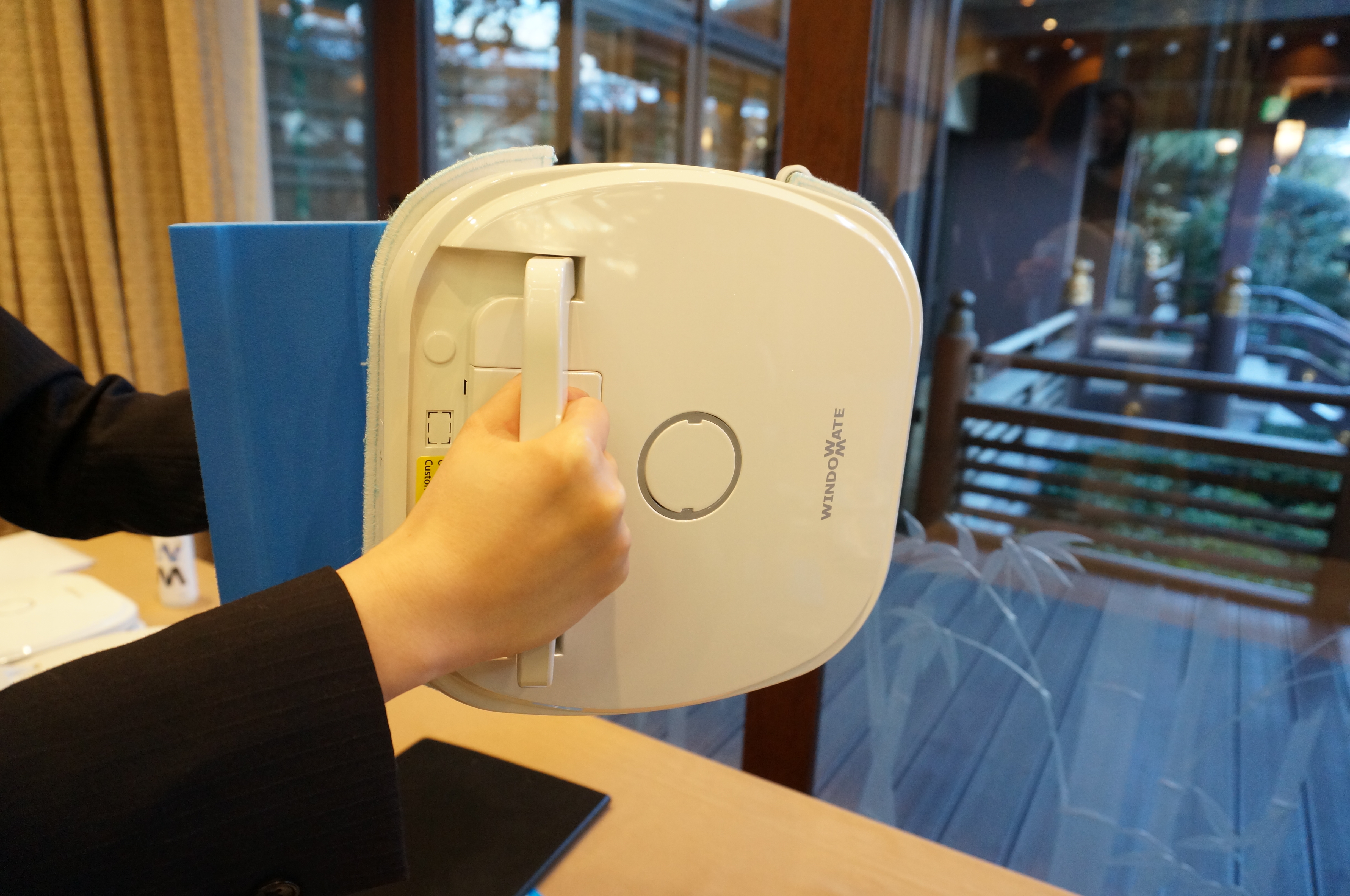 ついに窓掃除まで自動化へ。磁石でくっつく家庭用窓掃除ロボット発表