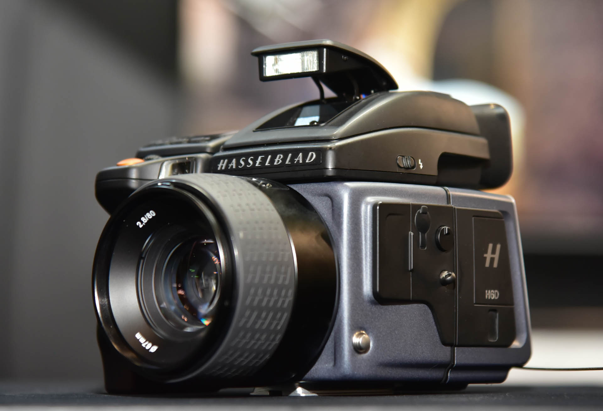 現場で振りまわせる4億画素相当のモンスター中判デジタルカメラ「H6D