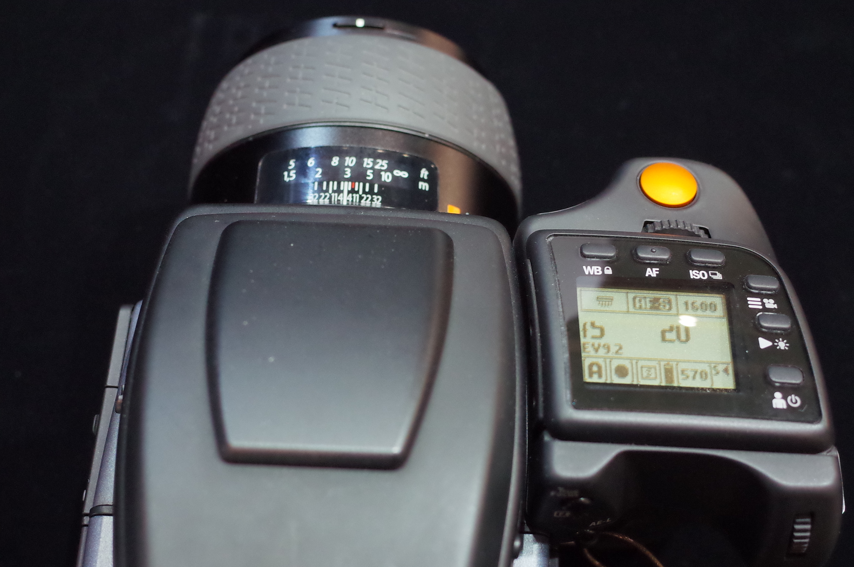 現場で振りまわせる4億画素相当のモンスター中判デジタルカメラ「H6D