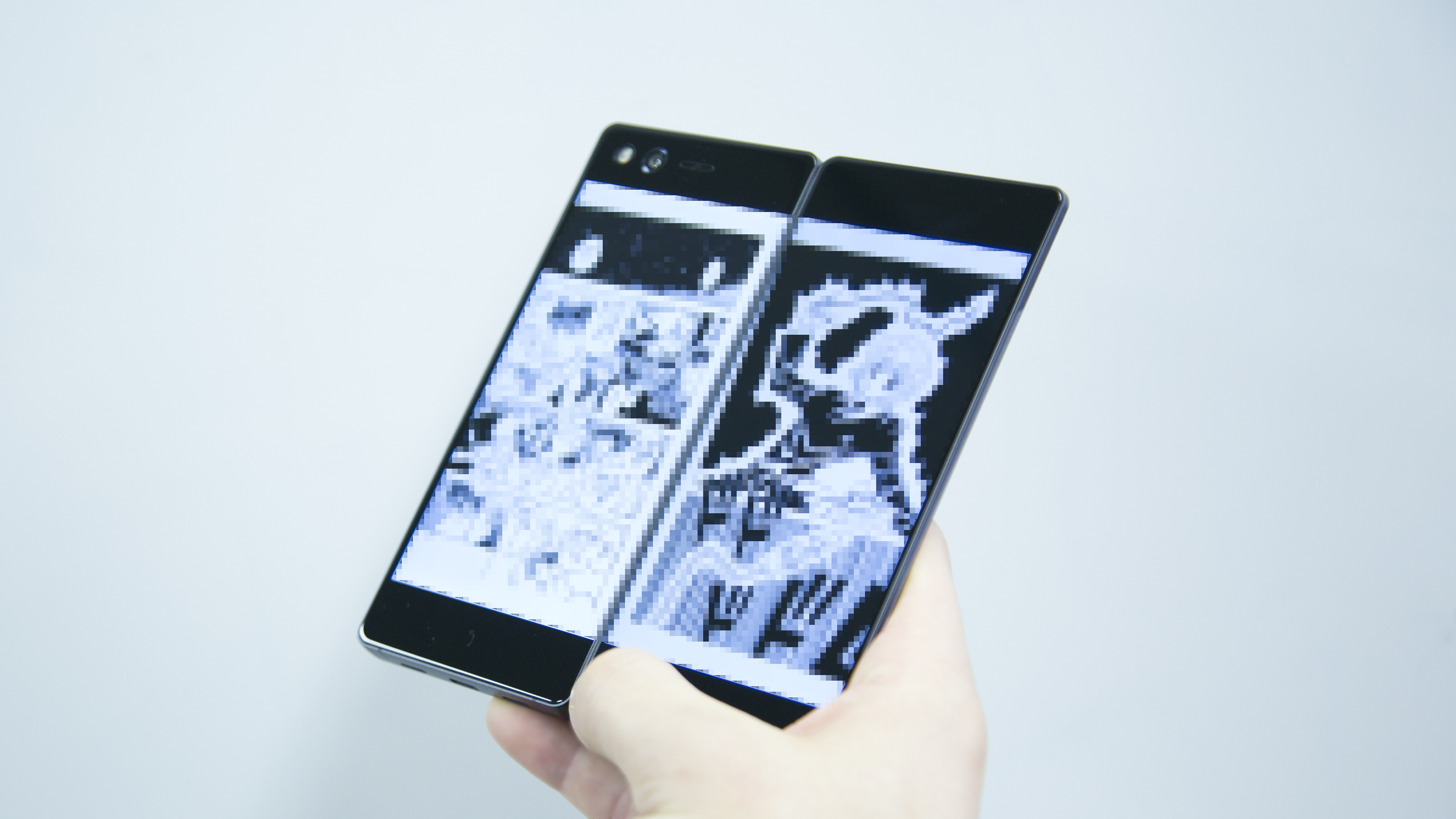 M Z-01Kレビュー：折りたたみ式の2画面スマホはノマドと本好きの
