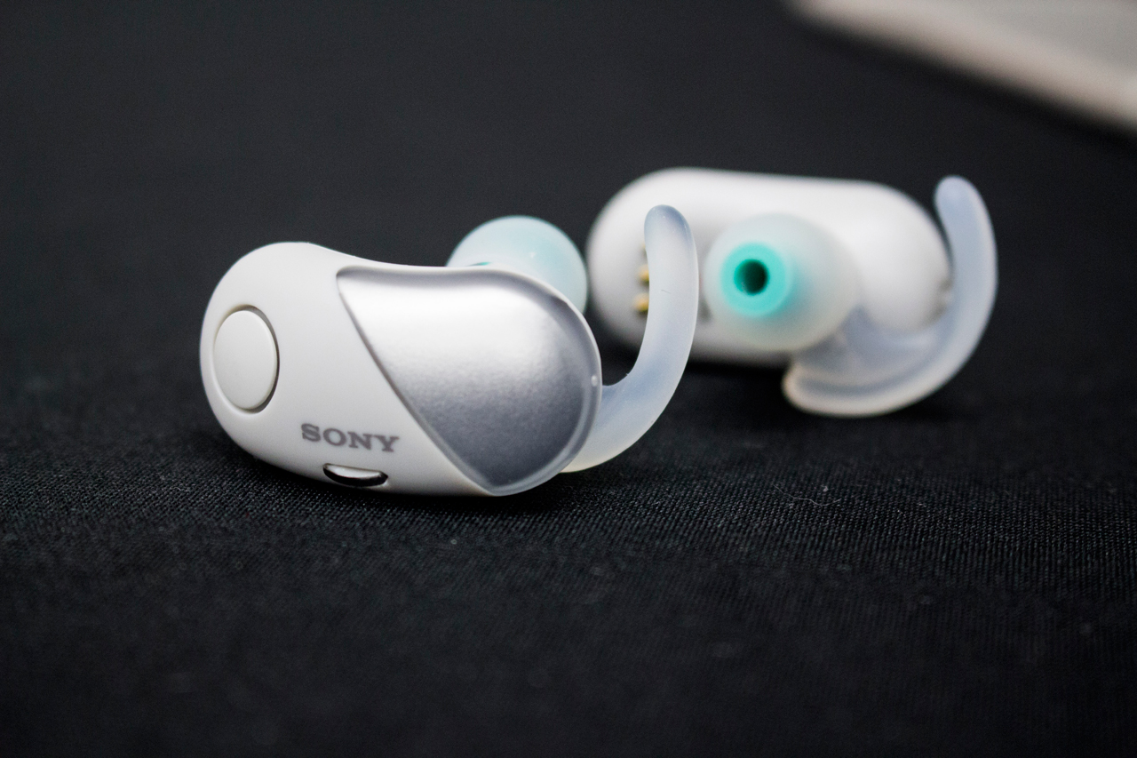 こんなかたち見たこと無い！ 耳を塞がない新発想のイヤホン「Xperia