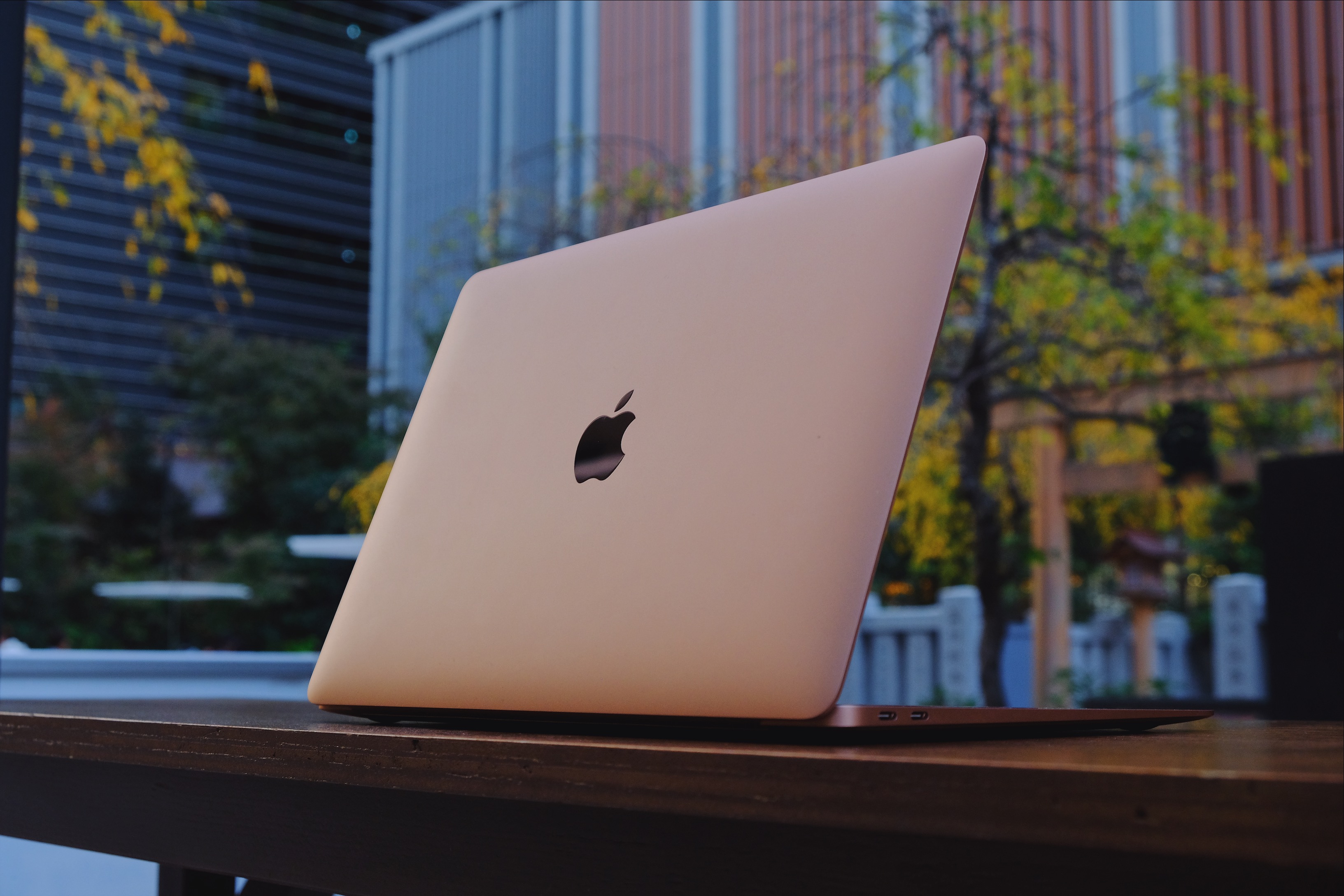 1811203-MacBookAir-top.jpg