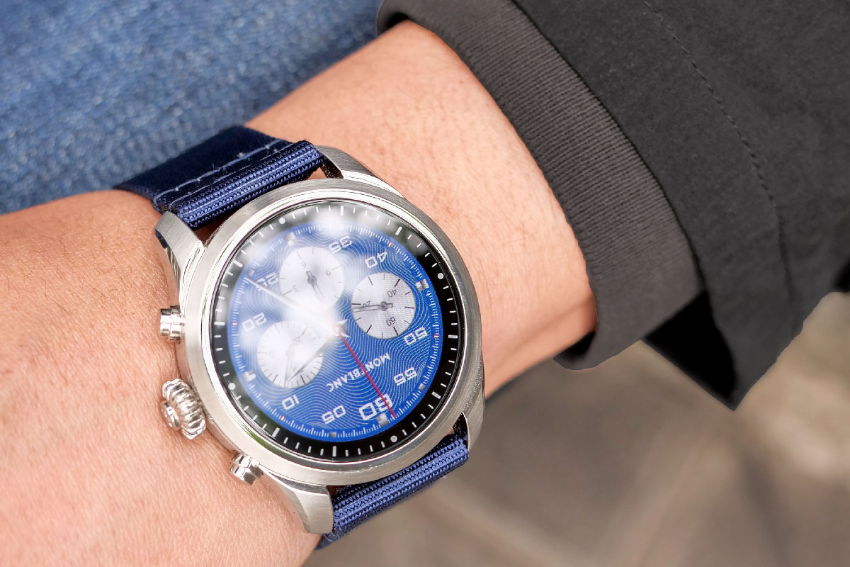 Montblanc-Summit2-wrist.jpg