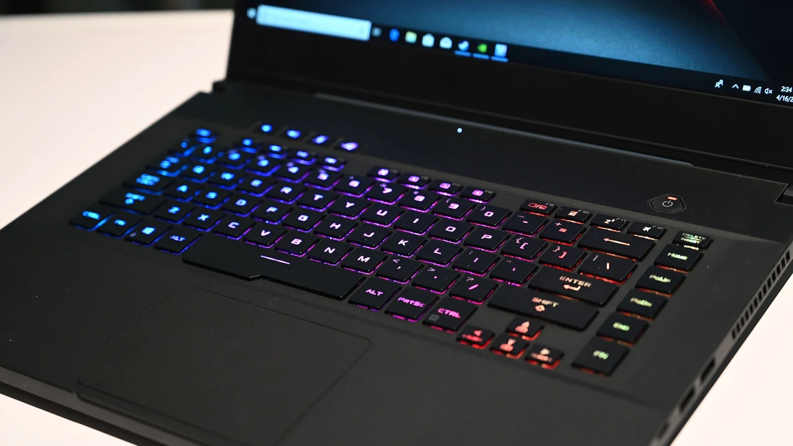 ASUSがゲーミングノートPCを一挙刷新。第9世代Coreプロセッサ搭載
