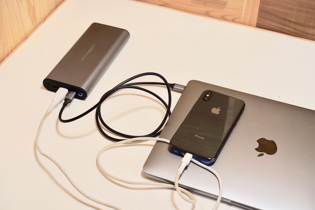 MacBook Proも充電できるモンスター！100W/27000mAhの大容量・高出力