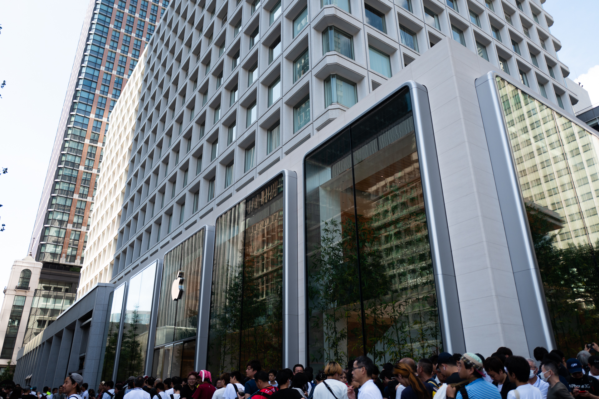 Apple 丸の内 オープン直後レポート：4つめ新世代ストア。デザインが