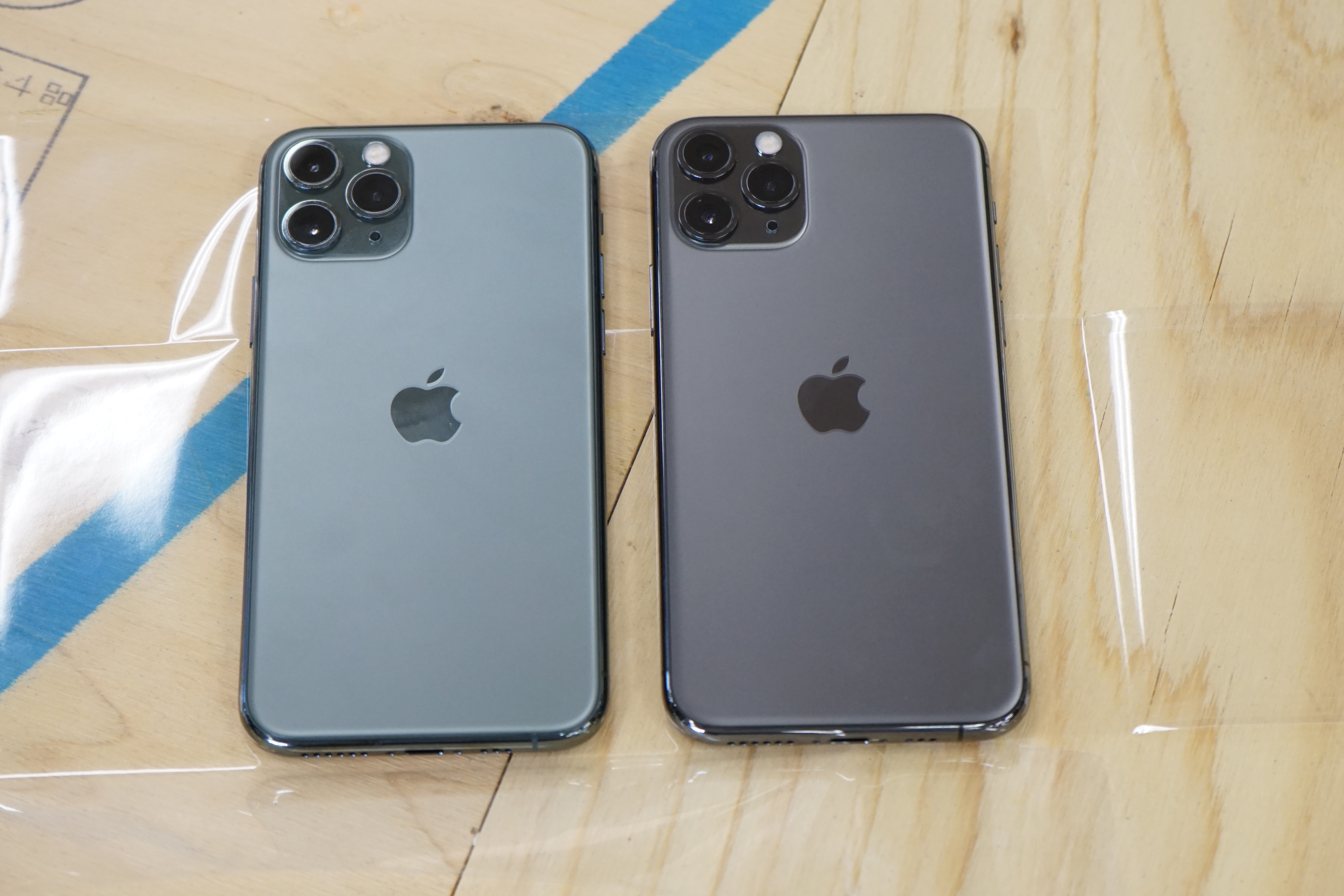 突然ですがiPhone 11 Proクイズです。これは「ミッドナイトグリーン