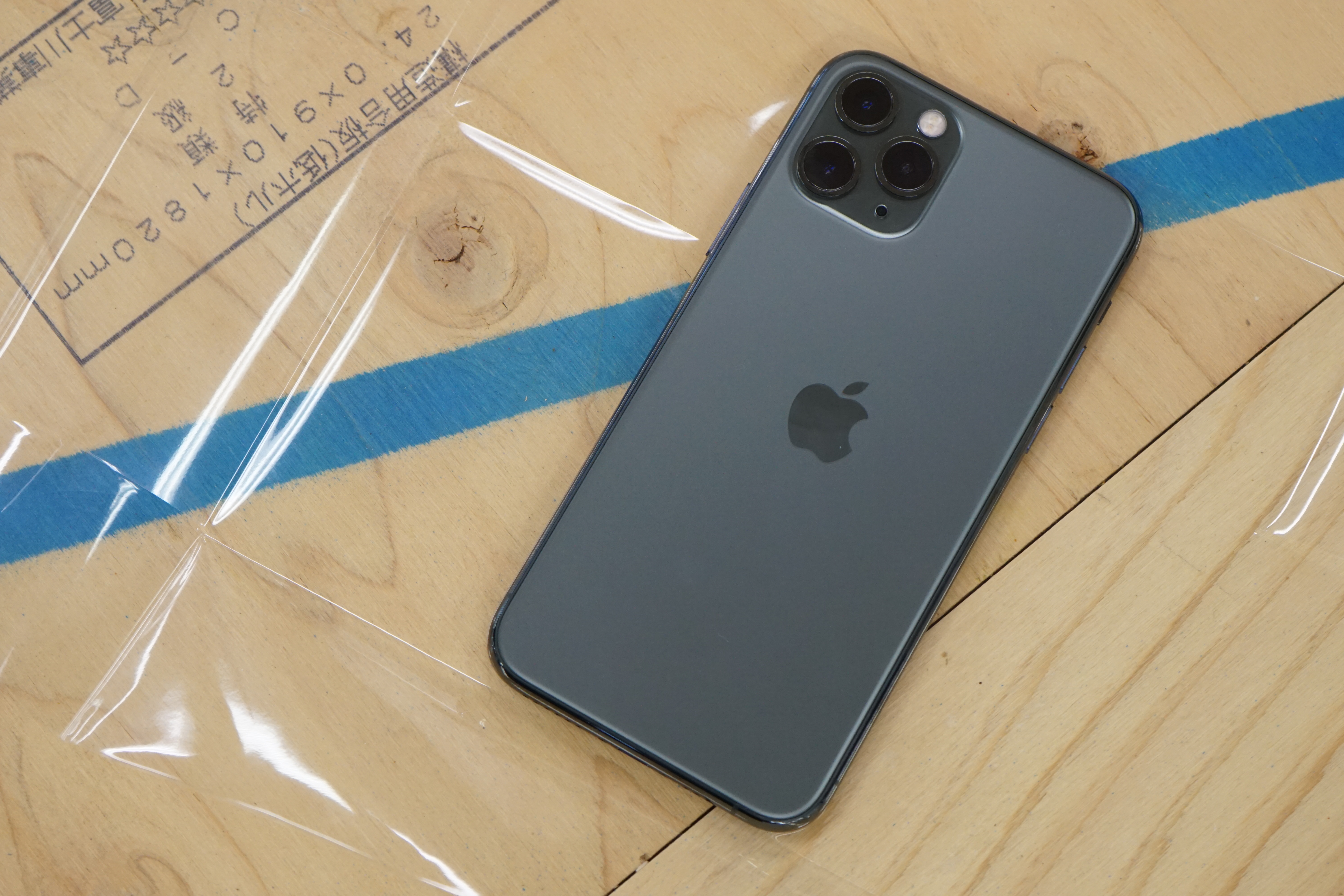 突然ですがiPhone 11 Proクイズです。これは「ミッドナイトグリーン