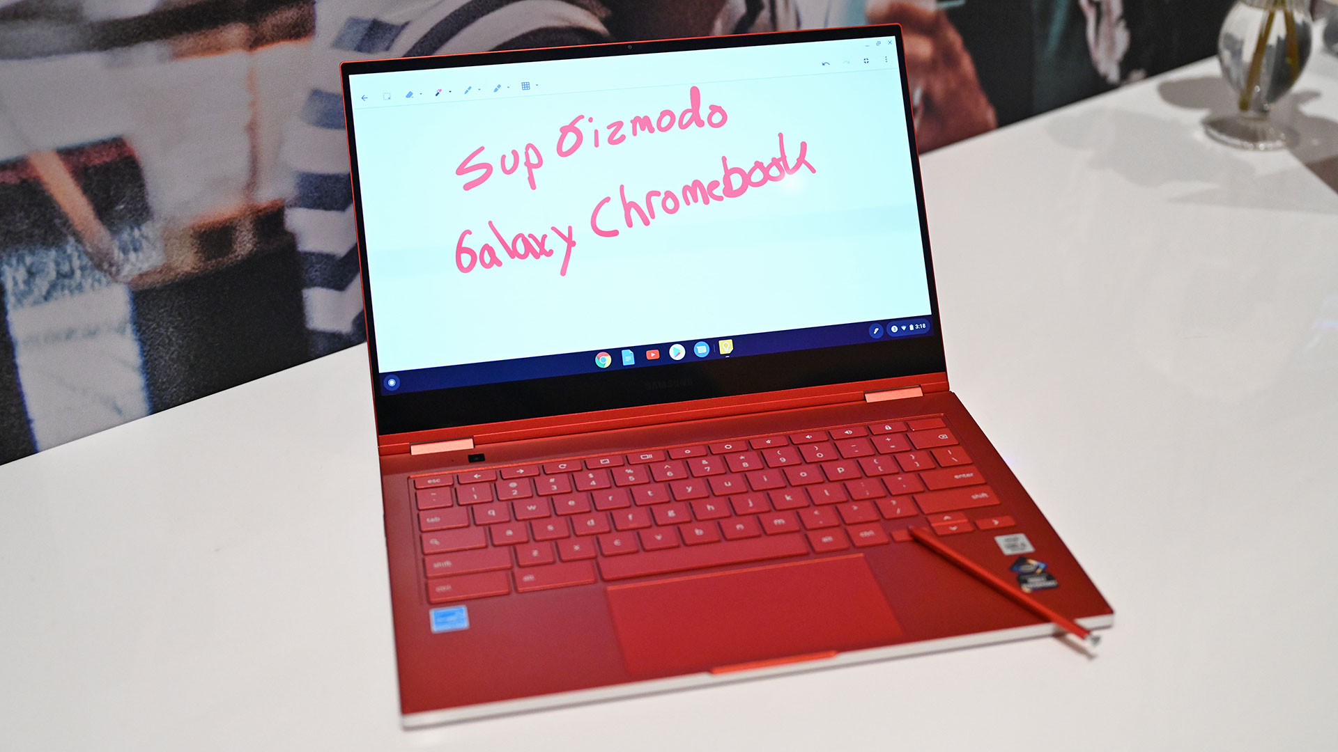 赤いってだけでなんかイイ… Samsungから真っ赤なGalaxy Chromebook登場 