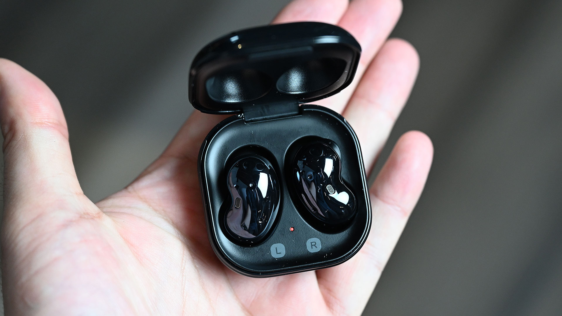豆型完全ワイヤレスイヤホン「Galaxy Buds Live」、AirPods Proの廉価