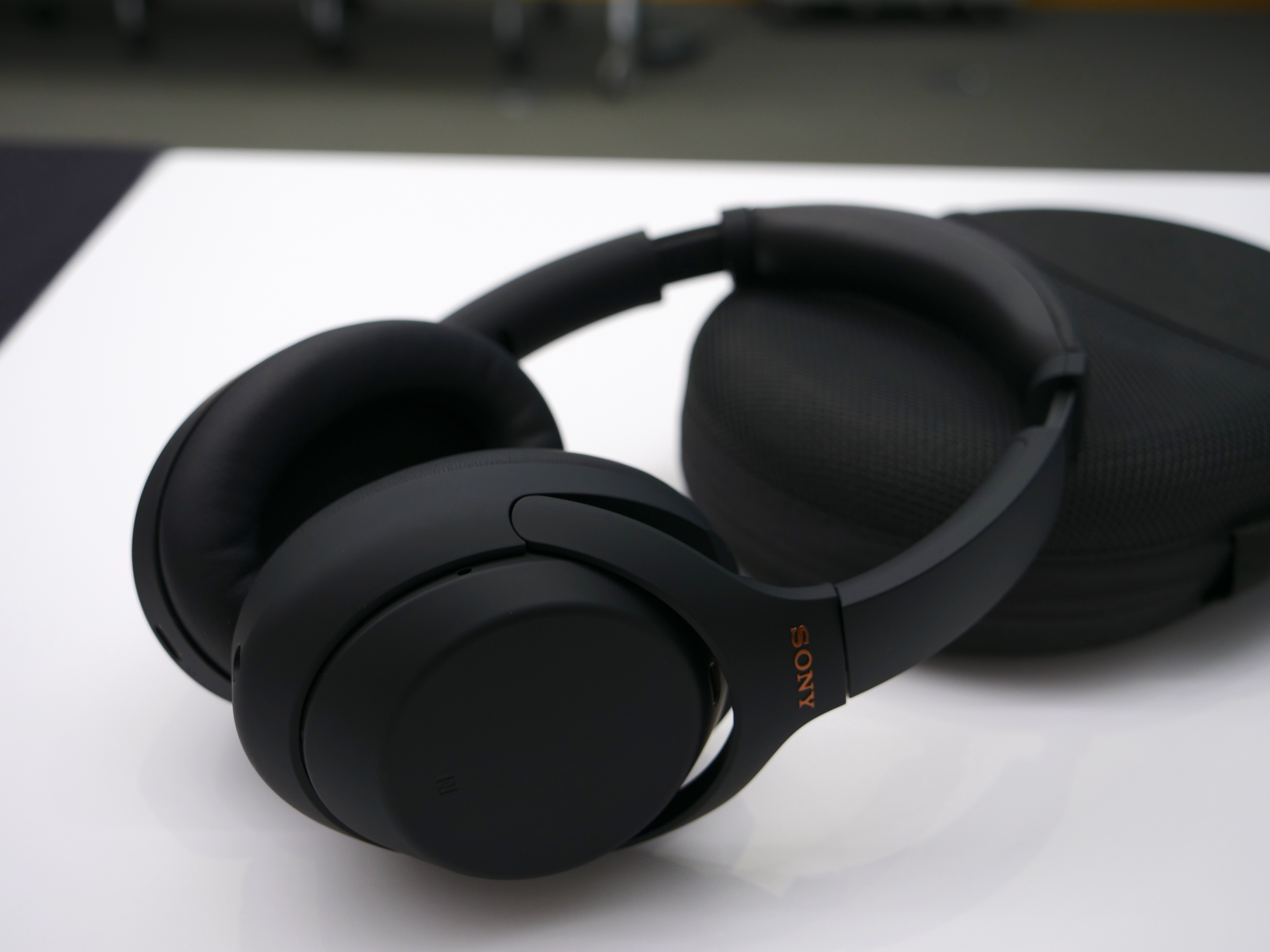 ソニー最強のノイキャンヘッドホンがAIで進化！ WH-1000XM4は便利＆高
