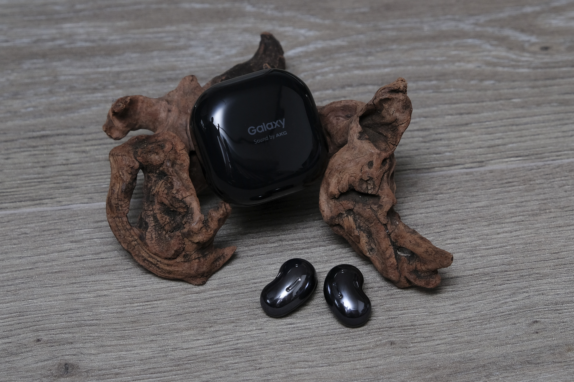 豆型イヤホン「Galaxy Buds Live」レビュー：アクセ感強めの個性キャラ