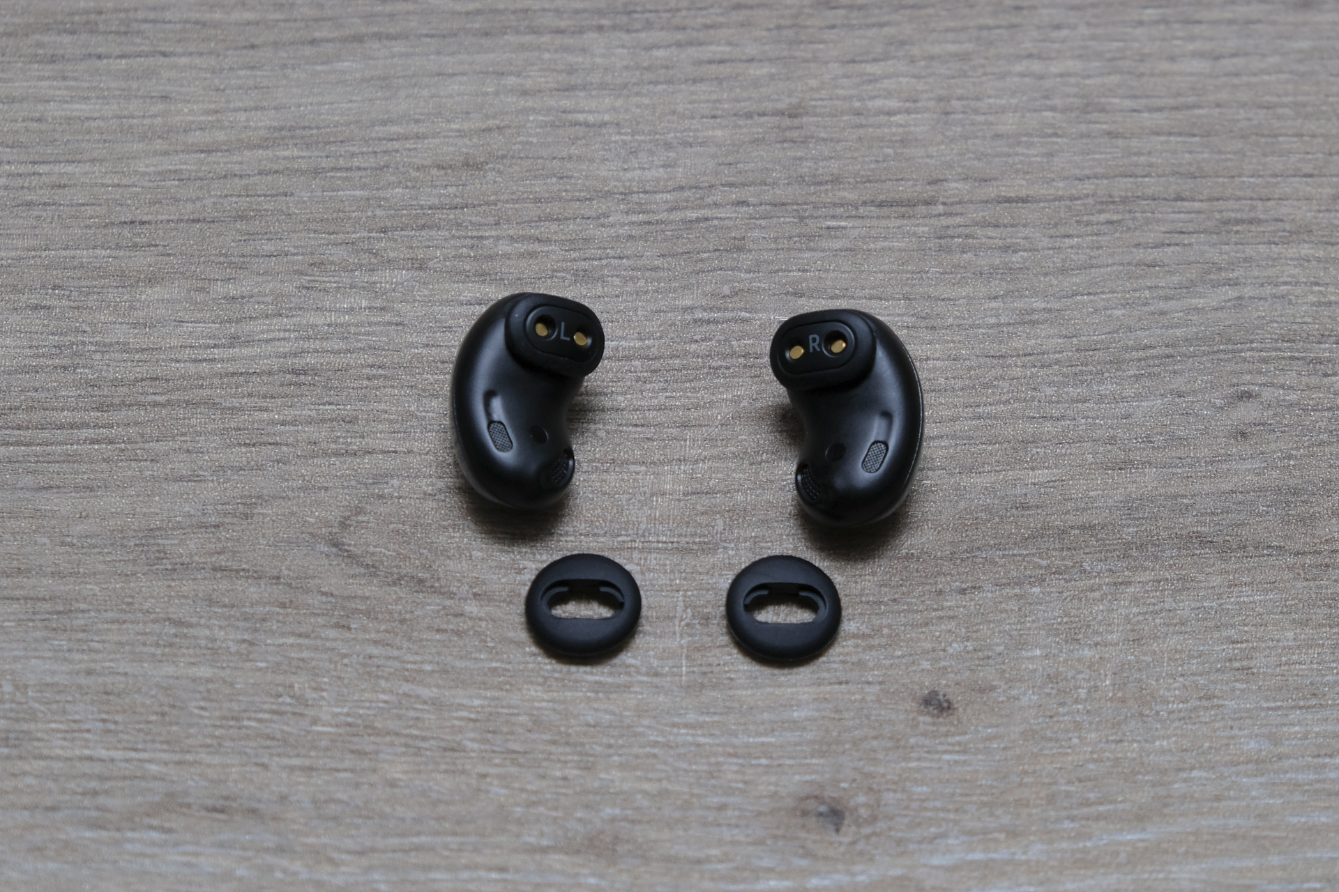 豆型イヤホン「Galaxy Buds Live」レビュー：アクセ感強めの個性キャラ