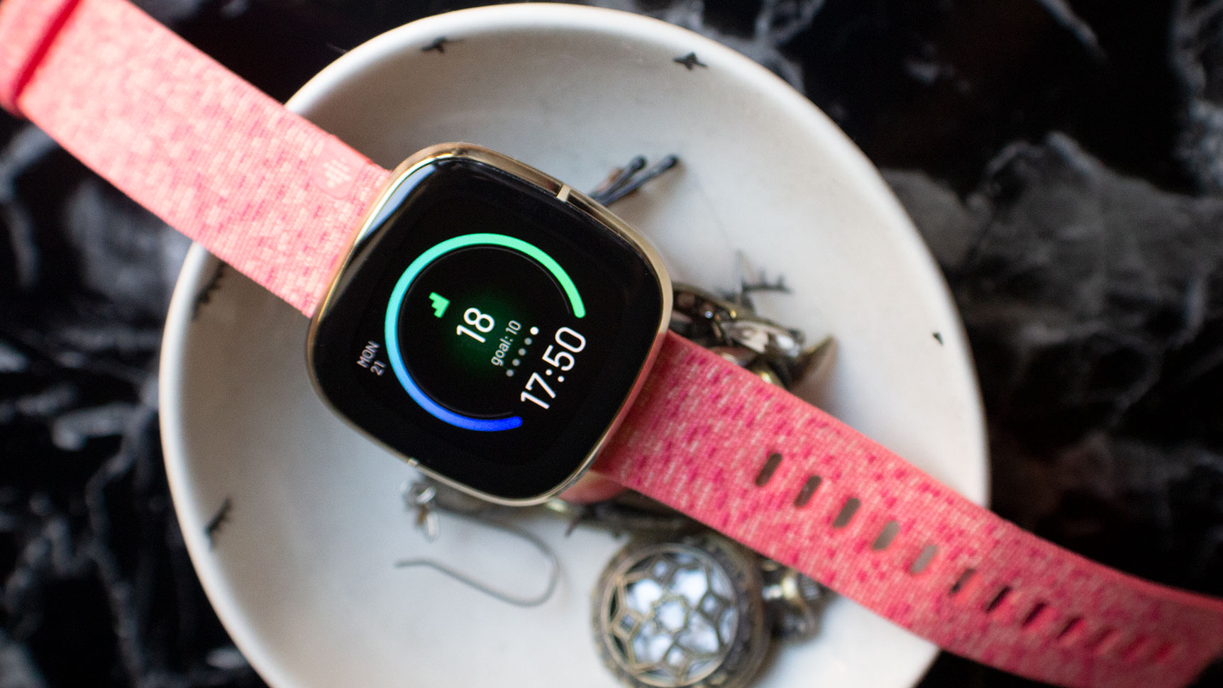 Fitbit Sense」レビュー：新機能満載で、コスパ抜群の最新スマート 