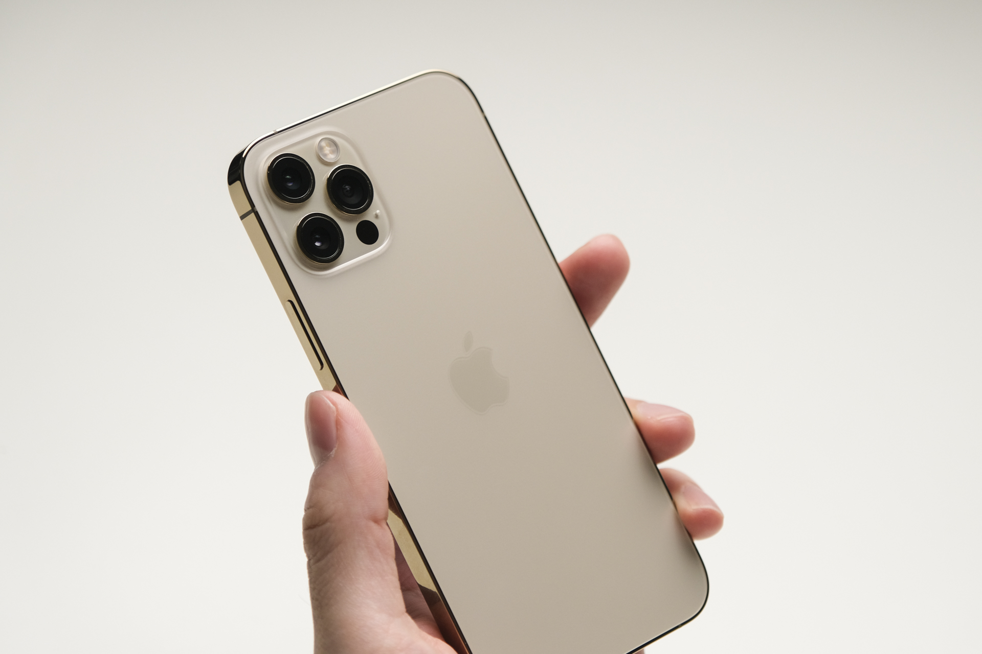 201023iphonegold_01.jpg