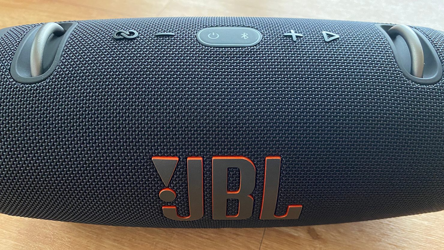 重低音がっつりめ。アウトドアに最適なJBLのワイヤレススピーカー