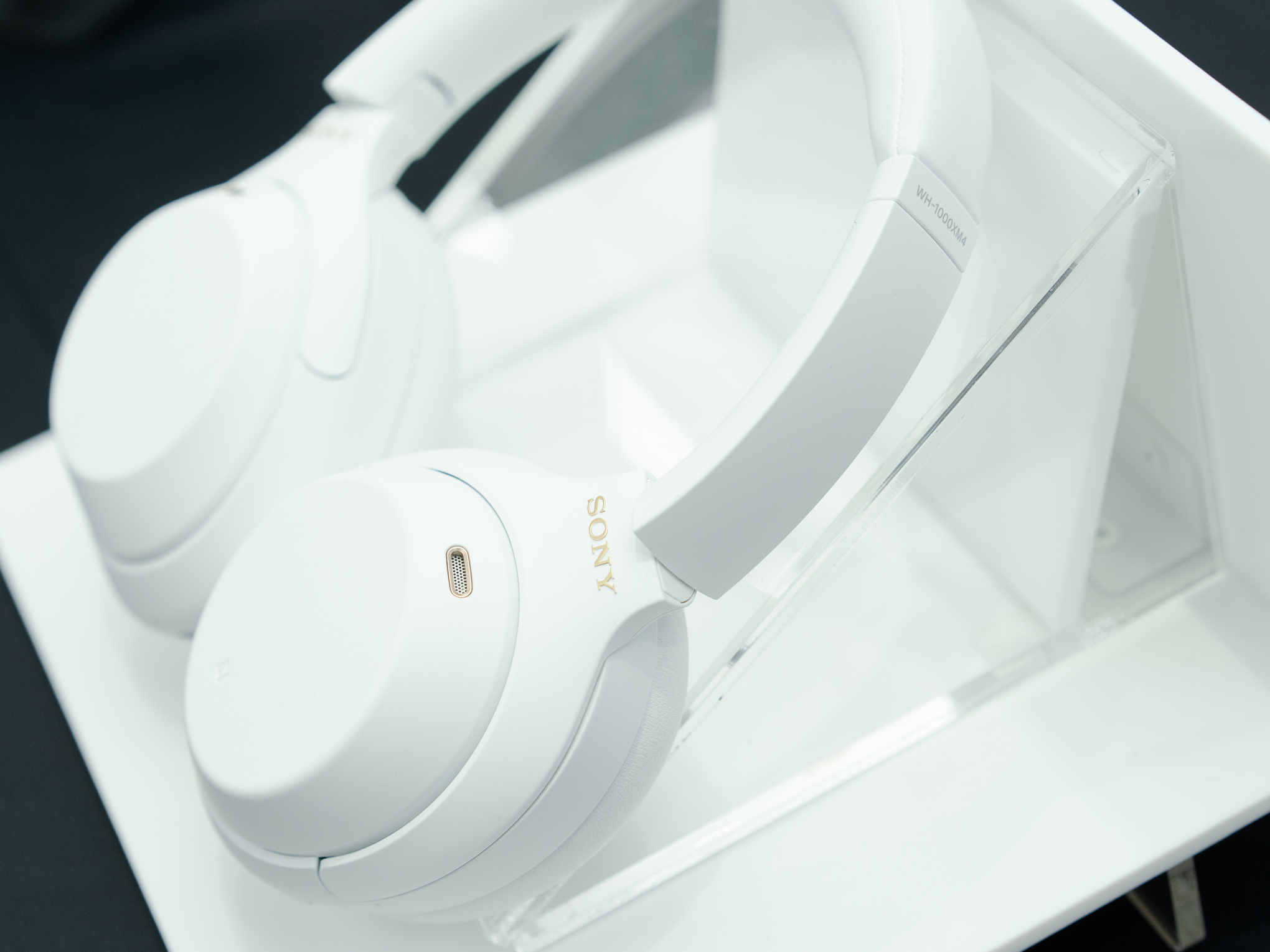 驚きの白さ。定番ノイキャンヘッドホン「ソニー WH-1000XM4」の限定 驚きの白さ。定番ノイキャンヘッドホン「ソニー WH-1000XM4」の限定