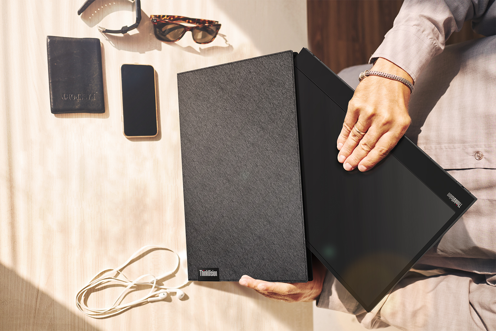 ケーブル一本で使いやすい。薄くて軽い15.6型モバイルモニター 